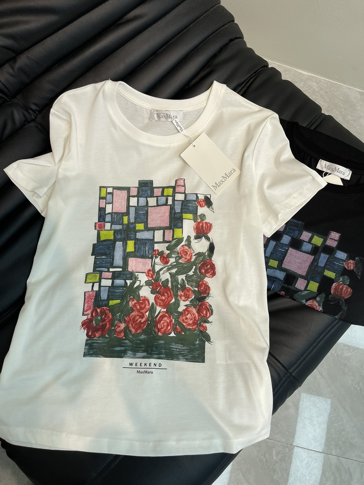 NO:322218,Max*25 spring and summer new rose flower letter printed short-sleeved T-shirt, high-end imported pure cotton fabric, classic style versatile and not picky, and the upper body is very beautiful!  SML AA2, T-shirt,tees,t-shirt,alexander wang19860909Max*25春夏新款玫瑰花朵字母印花短袖T恤,高级进口纯棉面料,经典版型百搭不挑人,上身非常漂亮！SML AA2,,T-shirt,tees，t-shirt,alexander wang,Women's clothing