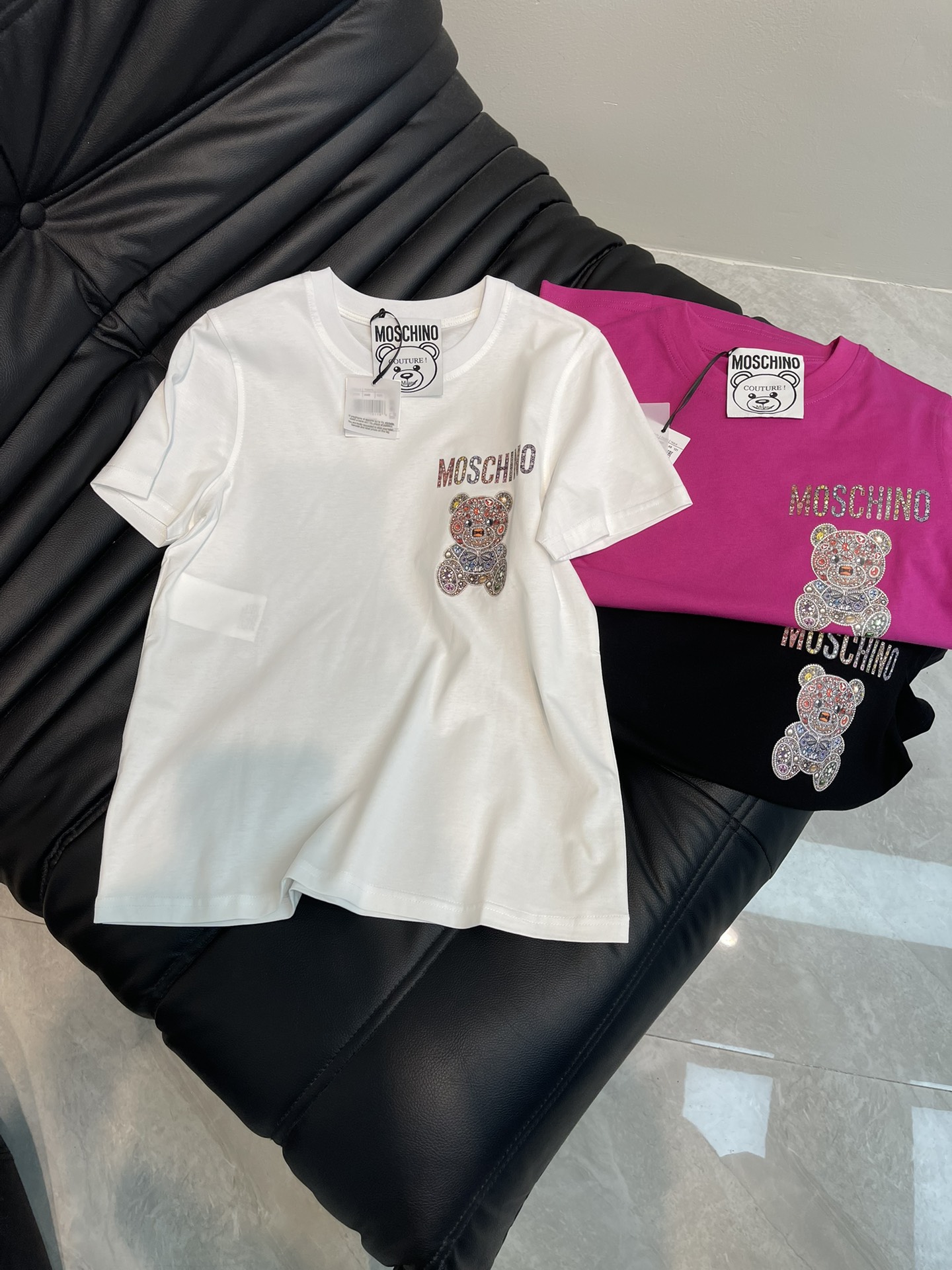 NO:321149,MOSCHIN's newest classic color diamond bear printed letter short-sleeved T-shirt, simple, fashionable and exquisite, comfortable color matching, fixed weaving and dyeing pure cotton washing fabric. It is skin-friendly and delicate and soft, and the classic style is versatile and not picky!  Color black/white/rose red Size XS-M A,,T-shirt,tees,t-shirt,alexander wang19860909MOSCHIN*新款经典彩钻小熊印花字母短袖T恤,简约时尚精致,色彩搭配舒适, 定织定染纯棉洗水面料.,亲肤细腻柔软, 经典版型百搭不挑人！ 颜色黑/白/玫红 尺码XS-M A,,T-shirt,tees，t-shirt,alexander wang,Women's clothing