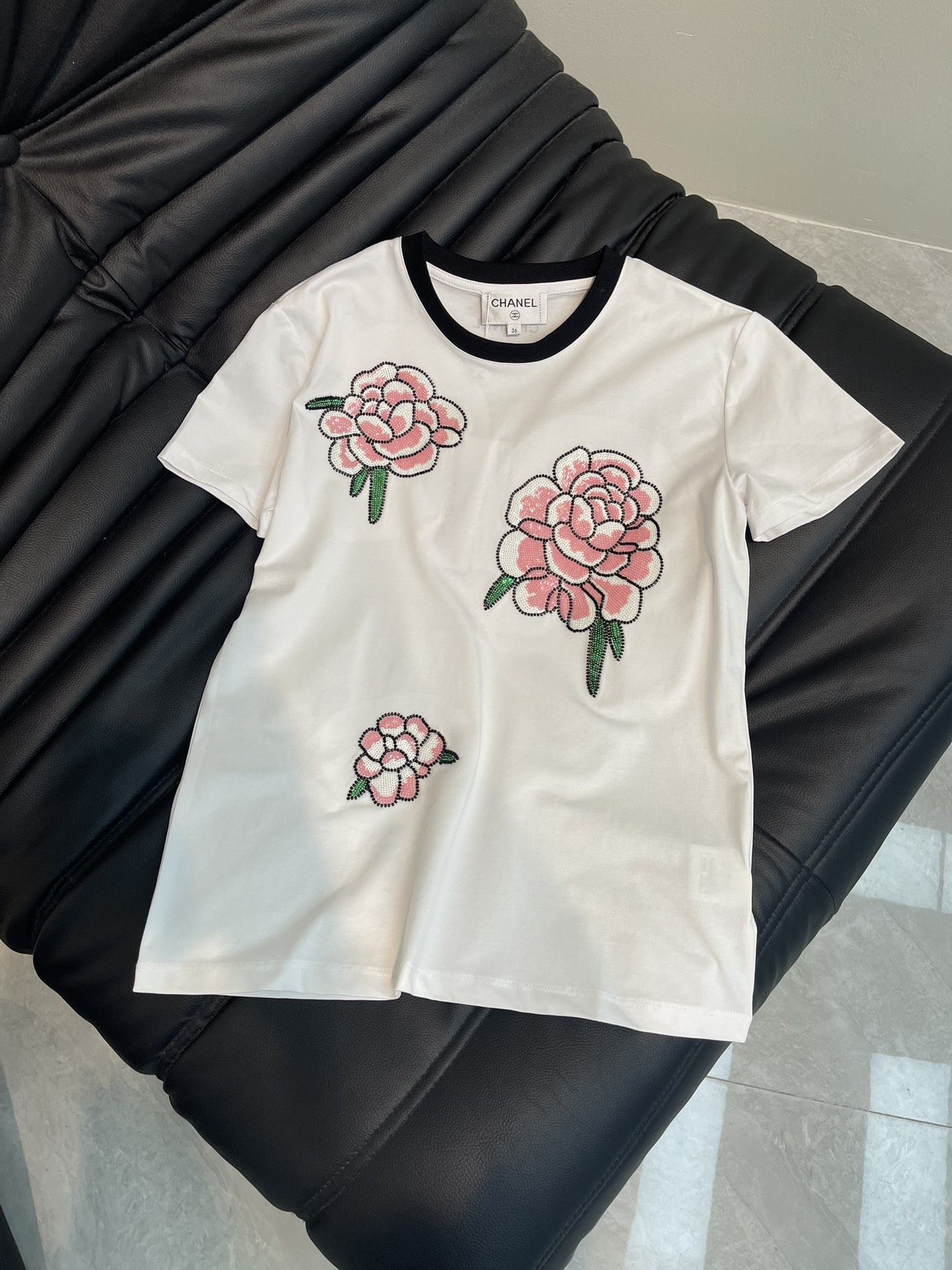 NO:320775,Chane*25 spring and summer new heavy industry beaded short-sleeved T-shirt custom YB native cotton material breathable and comfortable, full texture. Regular T-shirt cutting highlights the brand style. Made of gram-weight pure cotton, slightly elastic, and gives a slimming visual effect. The sequin beading process on the chest presents a three-dimensional colorful fragrant camellia pattern. The exquisite and fashionable feeling is instantly presented. The neckline covers creates a unique style. It is fashionable and age-reducing. The inner wear is brilliant and fashionable. 34.36.38 A,,chanel,chanel,T-shirt,tees,t-shirt,alexander wang19860909Chane*25春夏新款重工钉珠短袖T恤 定制YB原生全棉材质 透气舒适 质感十足 常规T恤裁剪 凸显品牌格调 采用克重纯棉制成 略带有弹力 呈现显瘦视觉效果 胸前亮片钉珠工艺 呈现出立体彩色香家山茶花图案 精致时尚感立现 领口包边打造个性风格 时髦减龄 单穿内搭都出彩时髦 34.36.38 A,,chanel,chanel,T-shirt,tees，t-shirt,alexander wang,Women's clothing