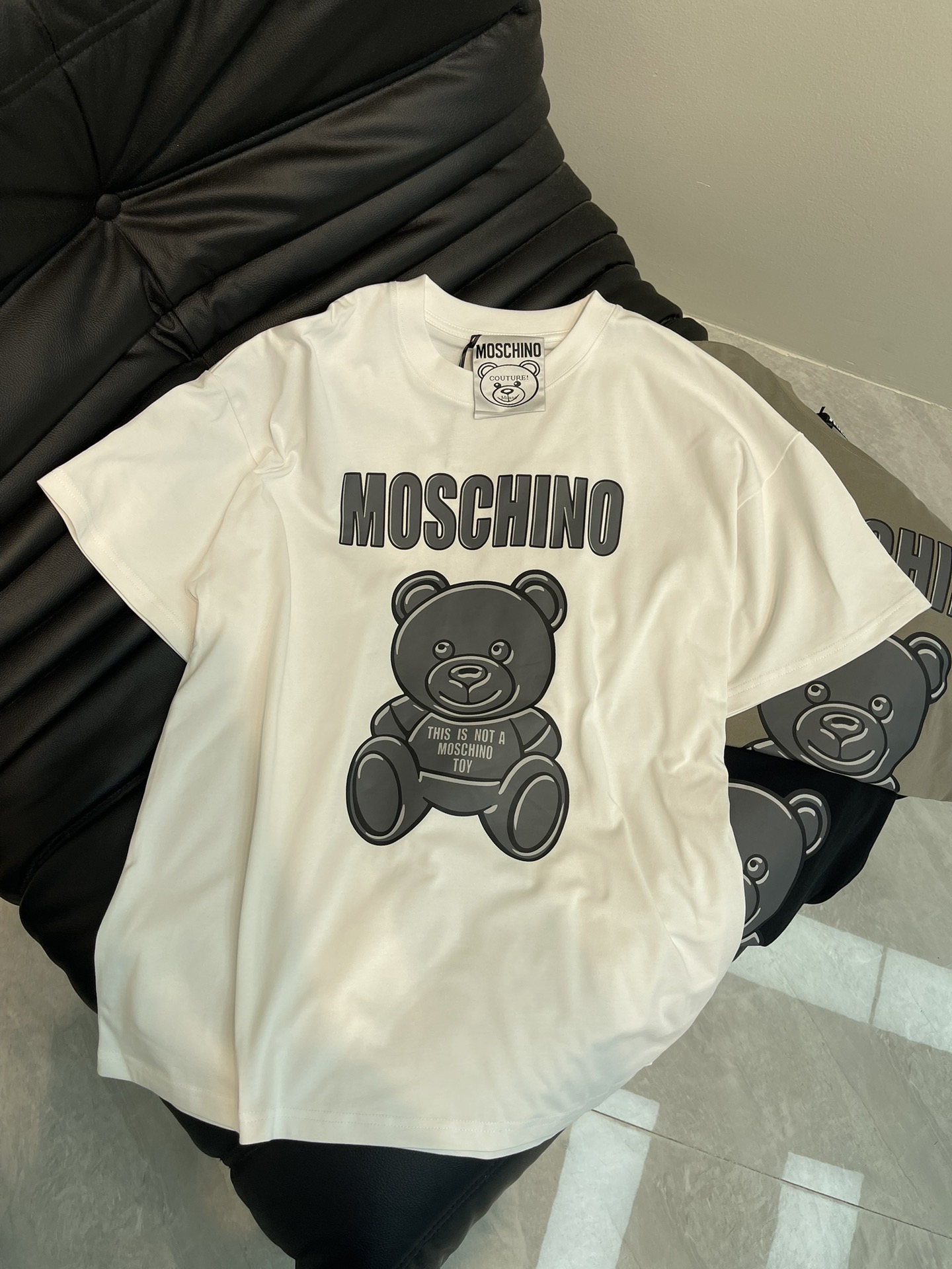 NO:322230,MOSCHIN*25 spring and summer new round neck short-sleeved T-shirt, funny gray bear letter logo print, simple, fashionable and exquisite, comfortable color matching, fixed weaving and dyeing pure cotton washing fabric. It is skin-friendly and delicate, soft, loose style, the same style as men and women!  XS-L A, T-shirt,tees,t-shirt,alexander wang19860909MOSCHIN*25春夏新款圆领短袖T恤,搞怪灰色小熊字母logo印花,简约时尚精致,色彩搭配舒适, 定织定染纯棉洗水面料.亲肤细腻柔软,宽松版型,男女同款！XS-L A,,T-shirt,tees，t-shirt,alexander wang,Women's clothing