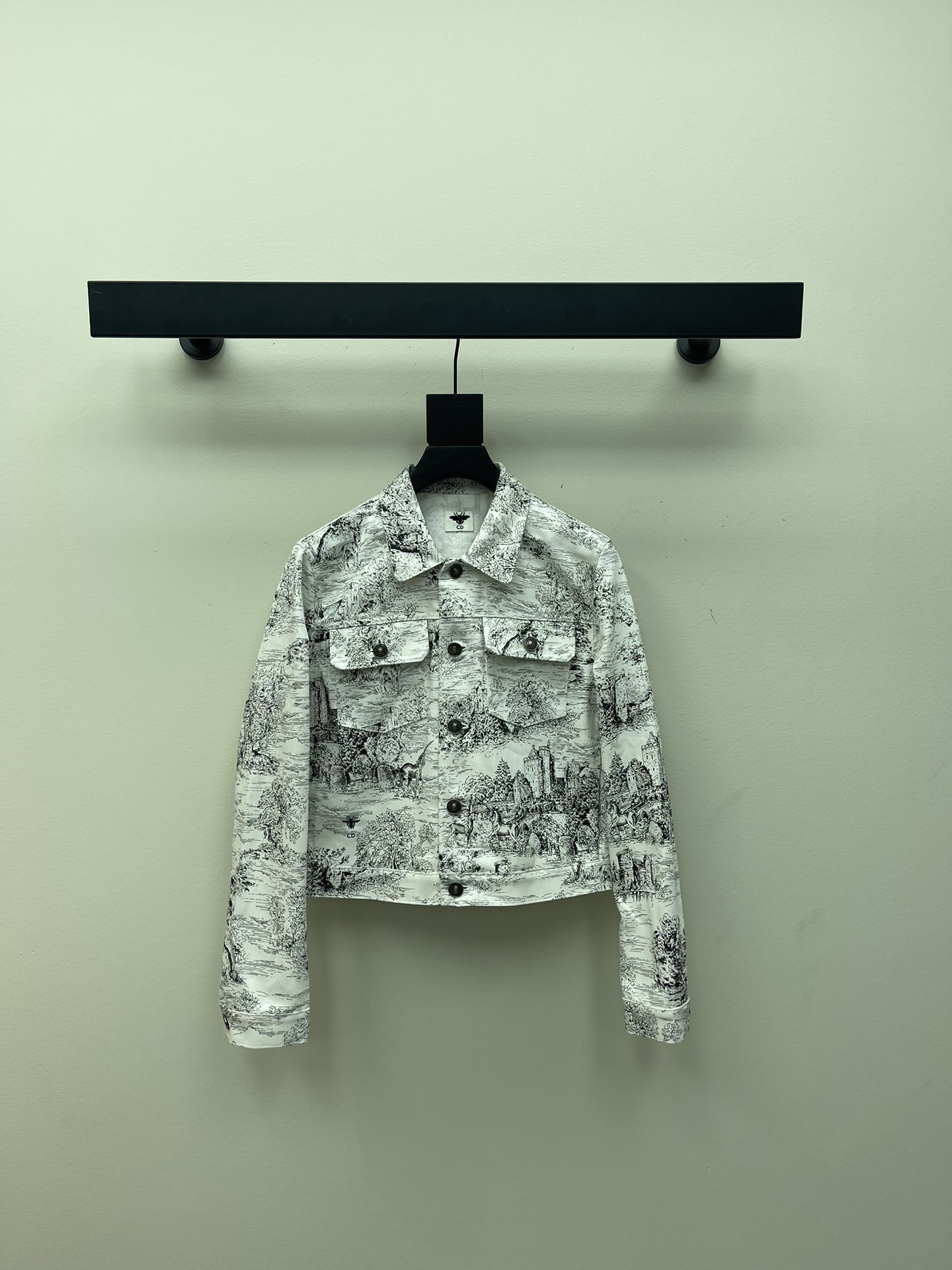 NO:320769,Dio* 25 early spring new short full version of Juyi printed denim jacket!  High-end production!  The latest imported organic cotton denim fabric of the cabinet cabinet has a great texture!  Moderate soft and hard!!! The same series of shorts are paired with a wide and moderate set of shorts to make a mid-high waist and a high proportion of high street fashion street style K style~ SML A,,dior, shorts, jackets & coats, jackets & coats, alexander wang19860909Dio* 25早春新款 短款满版茹伊印花牛仔夹克外套！高版出品！柜柜最新款进口有机棉牛仔面料质感超赞！软硬适中!!!挺阔有度同系列短裤成套搭配出中高腰贼显高比例高街时髦炸街K款～现货发售SML A,,dior,shorts,jackets & coats,jackets & coats,alexander wang,Women's clothing