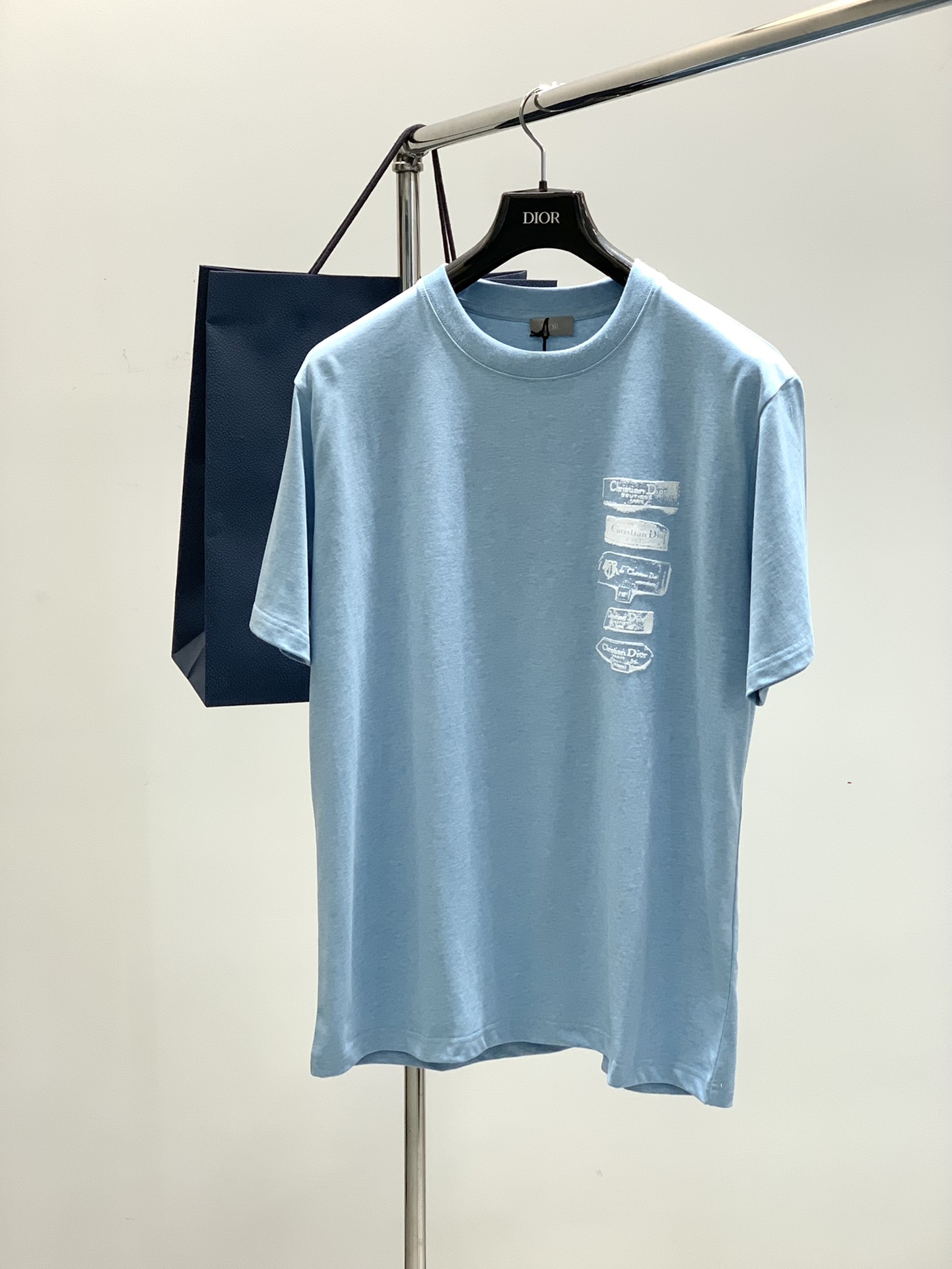 NO:126164,,Dior Dior, 2025 summer new product, available at the same time for counters, simple and fashionable casual round neck short-sleeved T-shirt, original imported fabric, comfortable and breathable, top-grade printing craft letter pattern logo, extremely high-end, unique design, fashionable and handsome on the upper body!  S-XL, dior, dior, T-shirt,tees, t-shirt,alexander wang19860909,Dior 迪奥, 2025夏季新品,专柜同步有售,简约时尚休闲圆领短袖T恤,原版进口面料,舒适透气,顶级印花工艺字母图案logo,档次极高,独特设计,上身时尚帅气！码数S-XL,,dior,dior,T-shirt,tees，t-shirt,alexander wang,Men's clothing