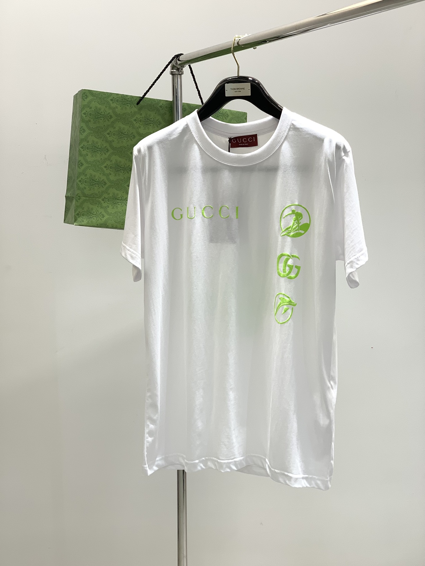 NO:126131,,Gucci, the latest model for summer 2025, available at the counter at the same time, original single product, fashionable and casual round neck short-sleeved T-shirt, very distinctive on the upper body!  Eye-catching and highlighted, imported original fabric, top-level printing craft letter pattern decorative logo, simple but not lacking in fashion, classic and atmospheric, comfortable and breathable, handsome and stylish on the upper body, S-XL, gucci, gucci, T-shirt, tees, t-shirt, alexander wang19860909,Gucci 古驰,2025夏季最新款,专柜同步有售,原单狠货,时尚休闲圆领短袖T恤,上身很有特点！吸睛而有亮点,进口原版面料,顶级印花工艺字母图案装饰Logo,简单而不失时尚,经典大气,舒适透气,上身帅气有型,码数S-XL,,gucci,gucci,T-shirt,tees，t-shirt,alexander wang,Men's clothing