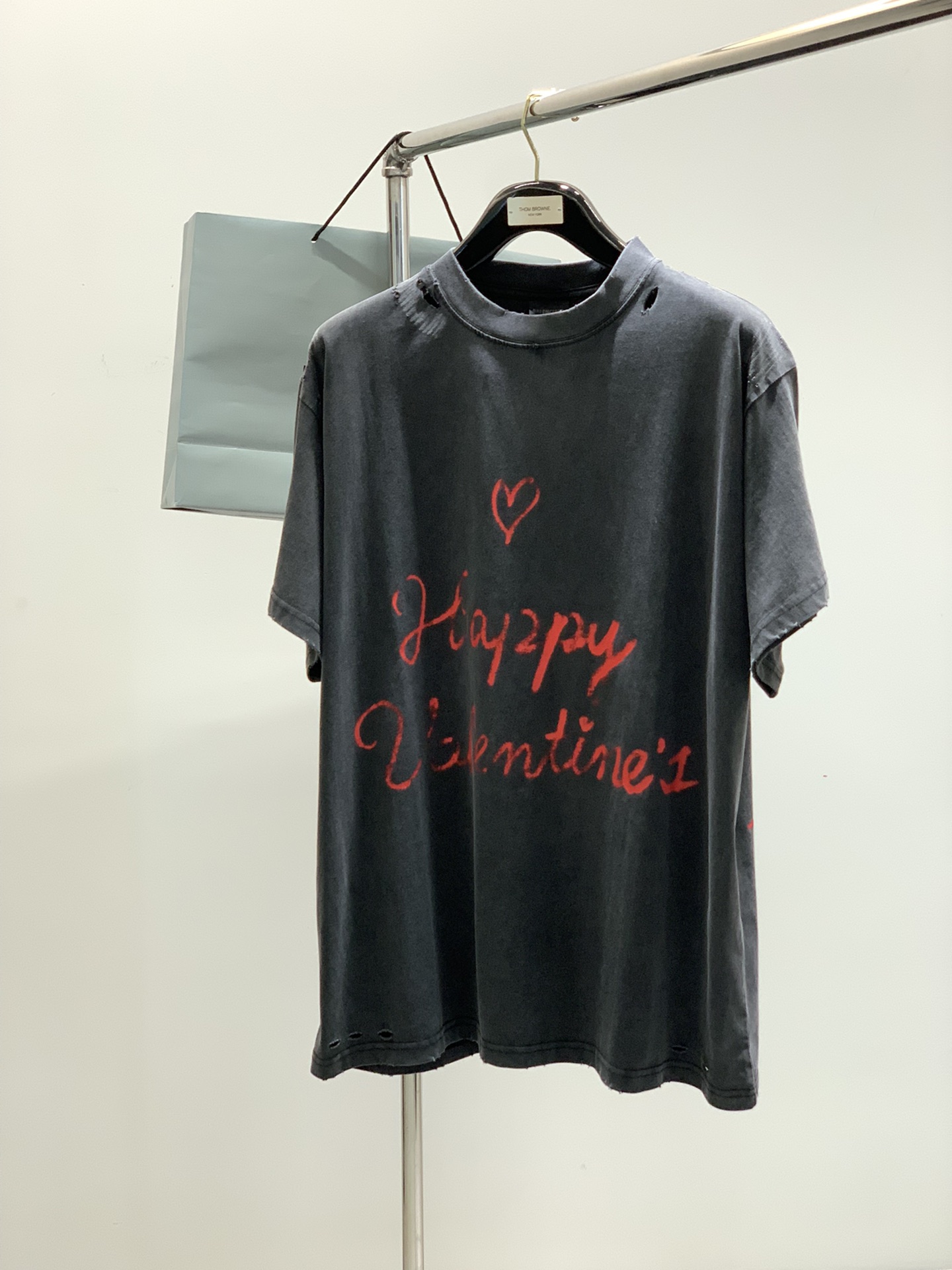 NO:126134,,Balenciaga Balenciaga, the latest summer model in 2025, the counter is available at the same time, original singles, hot fashion casual round neck short-sleeved T-shirt, imported original fabric, unique design, top-grade printing craft letter pattern decoration logo, simple and fashionable, handsome upper body, complete three standards, 2 colors recommended, code number S-XL,,balenciaga,balenciaga,T-shirt,tees,t-shirt,alexander wang19860909,Balenciaga 巴黎世家,2025夏季最新款,专柜同步有售,原单狠货,爆款时尚休闲圆领短袖T恤,进口原版面料,独特设计,顶级印花工艺字母图案装饰logo,简约时尚 ,上身帅气,三标齐全,2色推荐,码数S-XL,,balenciaga,balenciaga,T-shirt,tees，t-shirt,alexander wang,Men's clothing