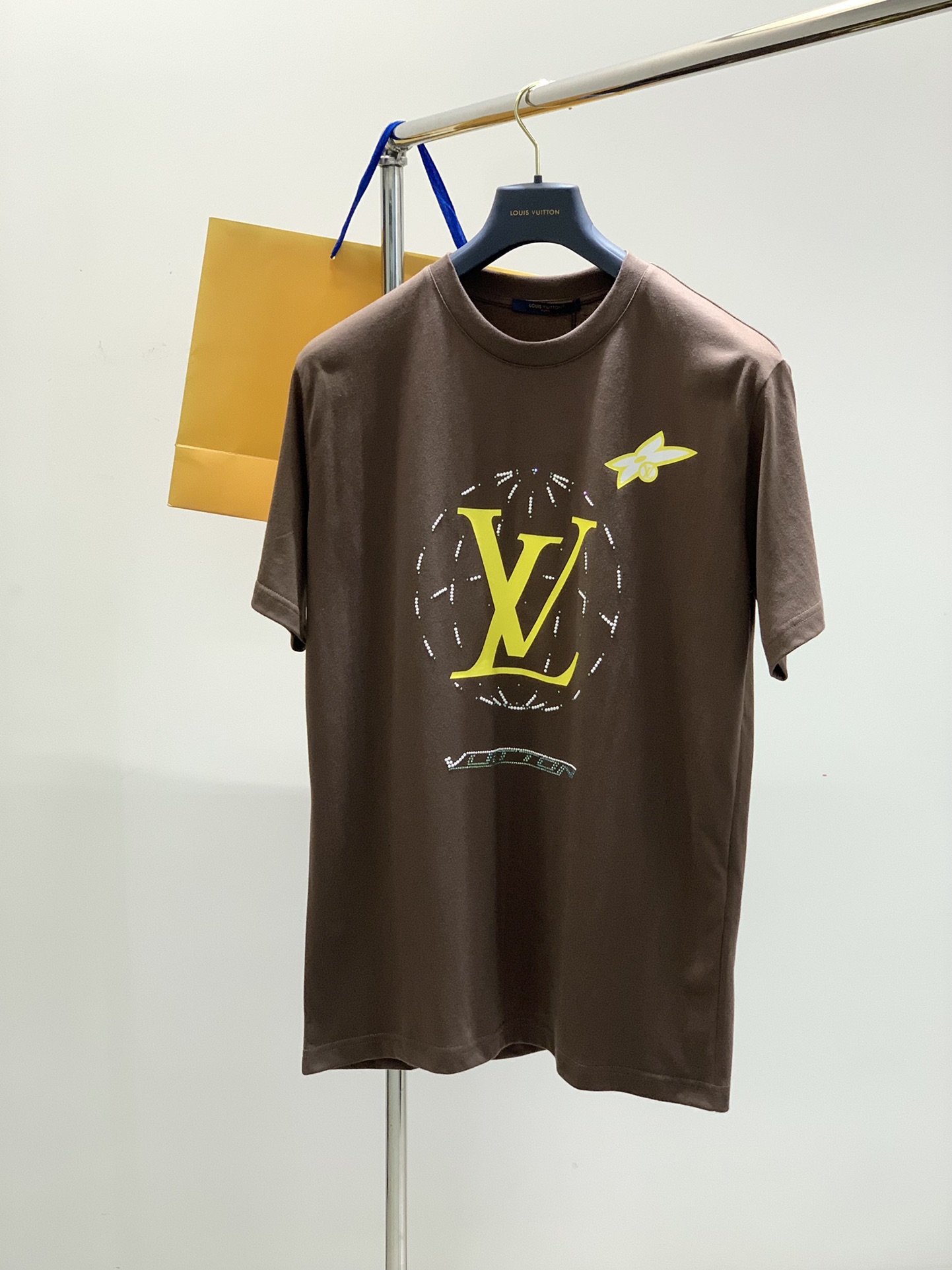 NO:126136,,LouisVuitton, the latest model for summer 2025, available at the counter at the same time, original singles, fashionable and casual round neck short-sleeved T-shirt, very distinctive on the upper body!  Eye-catching and highlighted, imported original fabric, top-grade printed ironing craft letter pattern decorative logo, simple but not lacking in fashion, classic and atmospheric, comfortable and breathable, handsome and stylish on the upper body, S-XL,, louis vuitton, louis vuitton, T-shirt,tees, t-shirt,alexander wang19860909,LouisVuitton 路易威登,2025夏季最新款,专柜同步有售,原单狠货,时尚休闲圆领短袖T恤,上身很有特点！吸睛而有亮点,进口原版面料,顶级印花烫钻工艺字母图案装饰Logo,简单而不失时尚,经典大气,舒适透气,上身帅气有型,码数S-XL,,louis vuitton,louis vuitton,T-shirt,tees，t-shirt,alexander wang,Men's clothing