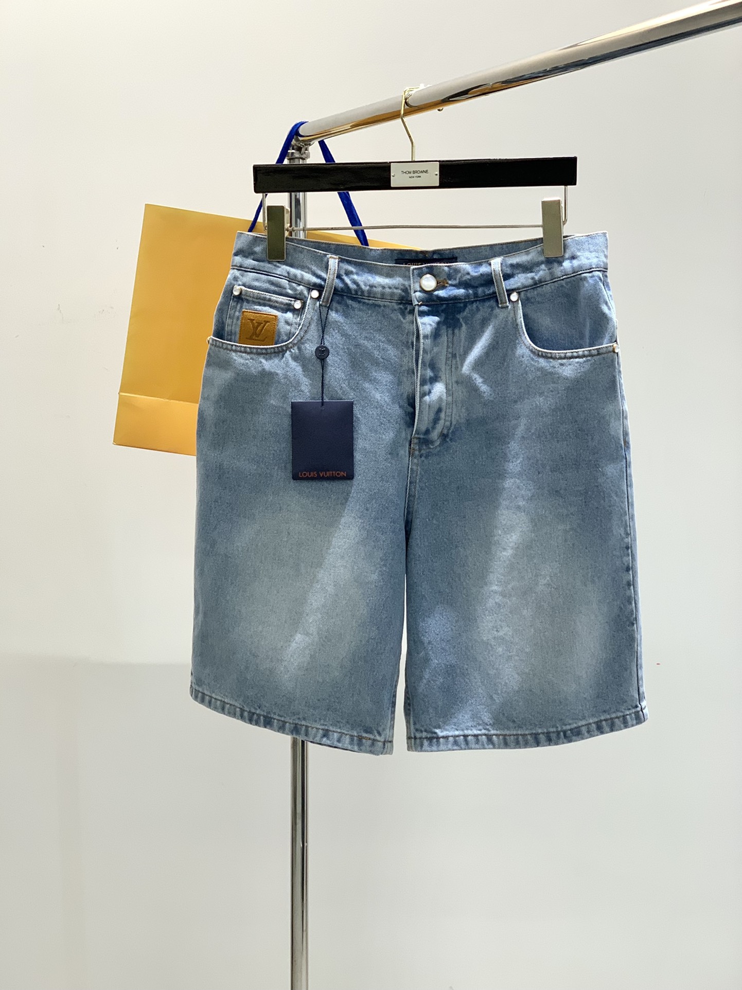 NO:126140,,Louis Vuitton, new spring and summer 2025, special counters are available at the same time, original single product, washable casual denim shorts, imported original washing elastic fabric, comfortable and elastic, top-grade embroidery craft letter pattern logo, original hardware accessories decoration, unique design, comfortable and breathable, handsome upper body, digits 29-32,,louis vuitton,louis vuitton, shorts,alexander wang19860909,LouisVuitton 路易威登,2025春夏新款,专柜同步有售,原单狠货,水洗休闲牛仔短裤,进口原版水洗弹力面料,舒适有弹性,顶级刺绣工艺字母图案logo,原版五金辅料装饰,独特设计,舒适透气,上身帅气十足,码数29-32,,louis vuitton,louis vuitton,shorts,alexander wang,Men's clothing