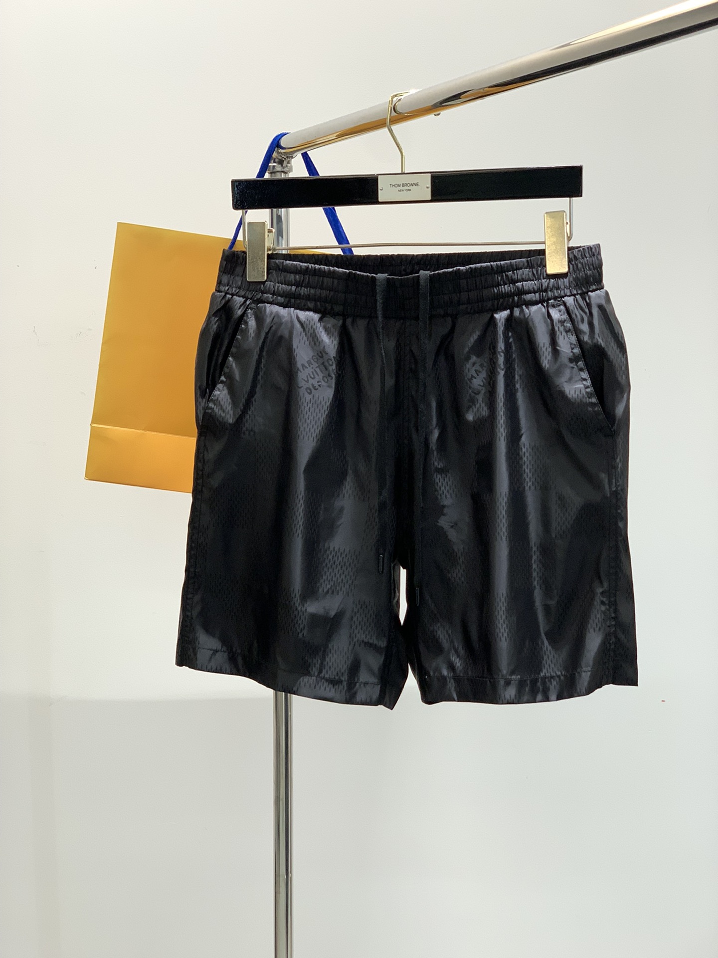 NO:126128,,LouisVuitton, the latest model in summer 2025, available at the counter at the same time, original singles, fashionable casual shorts, very distinctive on the upper body!  Eye-catching and highlighted, imported original fabric, top-level jacquard craft letter pattern decoration logo, original hardware and auxiliary materials decoration, simple but not lacking in fashion, classic and atmospheric, comfortable and breathable, handsome and stylish on the upper body, S-XL,, louis vuitton, louis vuitton, shorts, alexander wang19860909,LouisVuitton 路易威登,2025夏季最新款,专柜同步有售,原单狠货,时尚休闲短裤,上身很有特点！吸睛而有亮点,进口原版面料,顶级提花工艺字母图案装饰Logo,原版五金辅料装饰,简单而不失时尚,经典大气,舒适透气,上身帅气有型,码数S-XL,,louis vuitton,louis vuitton,shorts,alexander wang,Men's clothing