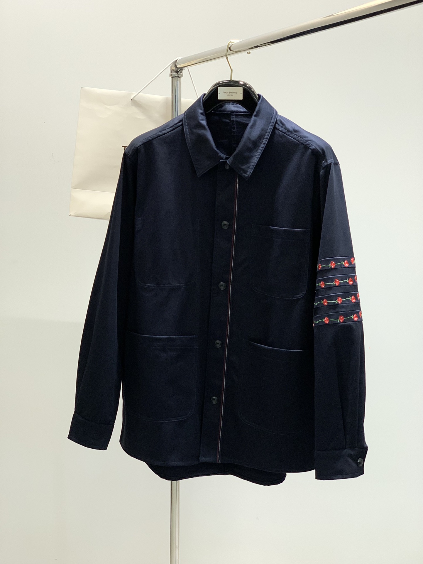 NO:126127,,Tom Browne Tom Brown, the latest product in spring 2025, available at the counter at the same time, original single product, fashionable casual jacket lapel jacket, very distinctive on the upper body!  Eye-catching and highlighted, imported original fabric, skin-friendly and breathable, top-level embroidery craft letter pattern logo, original hardware and auxiliary decoration, simple but fashionable, extremely high-end, handsome upper body, 1-4, thom browne,tom ford, jackets & coats, jackets & coats, alexander wang19860909,Tom Browne 汤姆.布朗,2025春季最新品,专柜同步有售,原单狠货,时尚休闲夹克翻领外套,上身很有特点！吸睛而有亮点,进口原版面料,亲肤透气,顶级刺绣工艺字母图案logo,原版五金辅料装饰,简单而不失时尚,档次极高,上身帅到爆,码数1-4,,thom browne,tom ford,jackets & coats,jackets & coats,alexander wang,Men's clothing