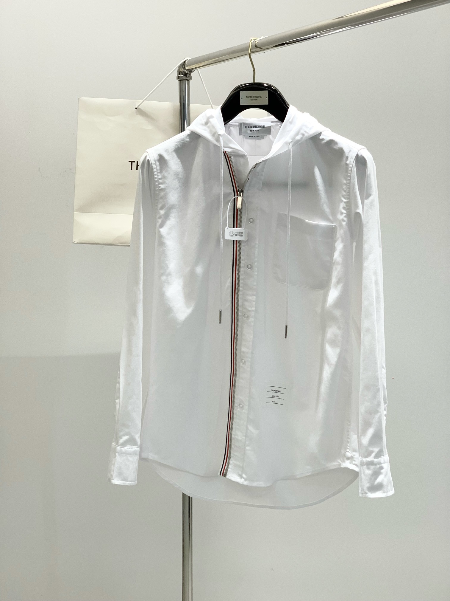 NO:126122,,Tom Browne Tom Brown, the latest product in spring 2025, available at the counter at the same time, original single product, fashionable and casual hooded jacket, very distinctive on the upper body!  Eye-catching and highlighted, imported original fabric, skin-friendly and breathable, top-level printing craft letter pattern logo, original hardware and auxiliary decoration, simple but fashionable, extremely high-end, handsome upper body, 1-4, thom browne,tom ford, jackets & coats,hats,alexander wang19860909,Tom Browne 汤姆.布朗,2025春季最新品,专柜同步有售,原单狠货,时尚休闲连帽外套,上身很有特点！吸睛而有亮点,进口原版面料,亲肤透气,顶级印花工艺字母图案logo,原版五金辅料装饰,简单而不失时尚,档次极高,上身帅到爆,码数1-4,,thom browne,tom ford,jackets & coats,hats,alexander wang,Men's clothing