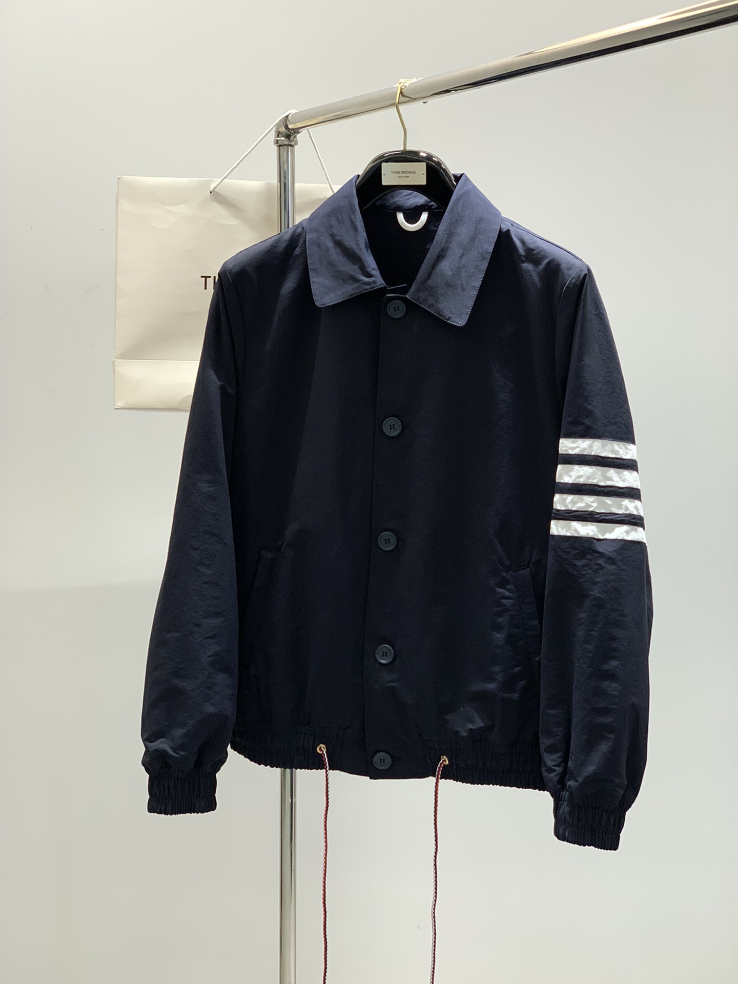 NO:126125,,Tom Browne Tom Brown, the latest product in spring 2025, available at the counter at the same time, original single product, fashionable casual jacket lapel jacket, very distinctive on the upper body!  Eye-catching and highlighted, imported original fabric, skin-friendly and breathable, top-level printing craft letter pattern logo, original hardware and auxiliary decoration, simple but fashionable, extremely high-end, handsome upper body, 2 colors recommended, 1-4, thom browne,tom ford, jackets & coats, jackets & coats, alexander wang19860909,Tom Browne 汤姆.布朗,2025春季最新品,专柜同步有售,原单狠货,时尚休闲夹克翻领外套,上身很有特点！吸睛而有亮点,进口原版面料,亲肤透气,顶级印花工艺字母图案logo,原版五金辅料装饰,简单而不失时尚,档次极高,上身帅到爆,2色推荐,码数1-4,,thom browne,tom ford,jackets & coats,jackets & coats,alexander wang,Men's clothing