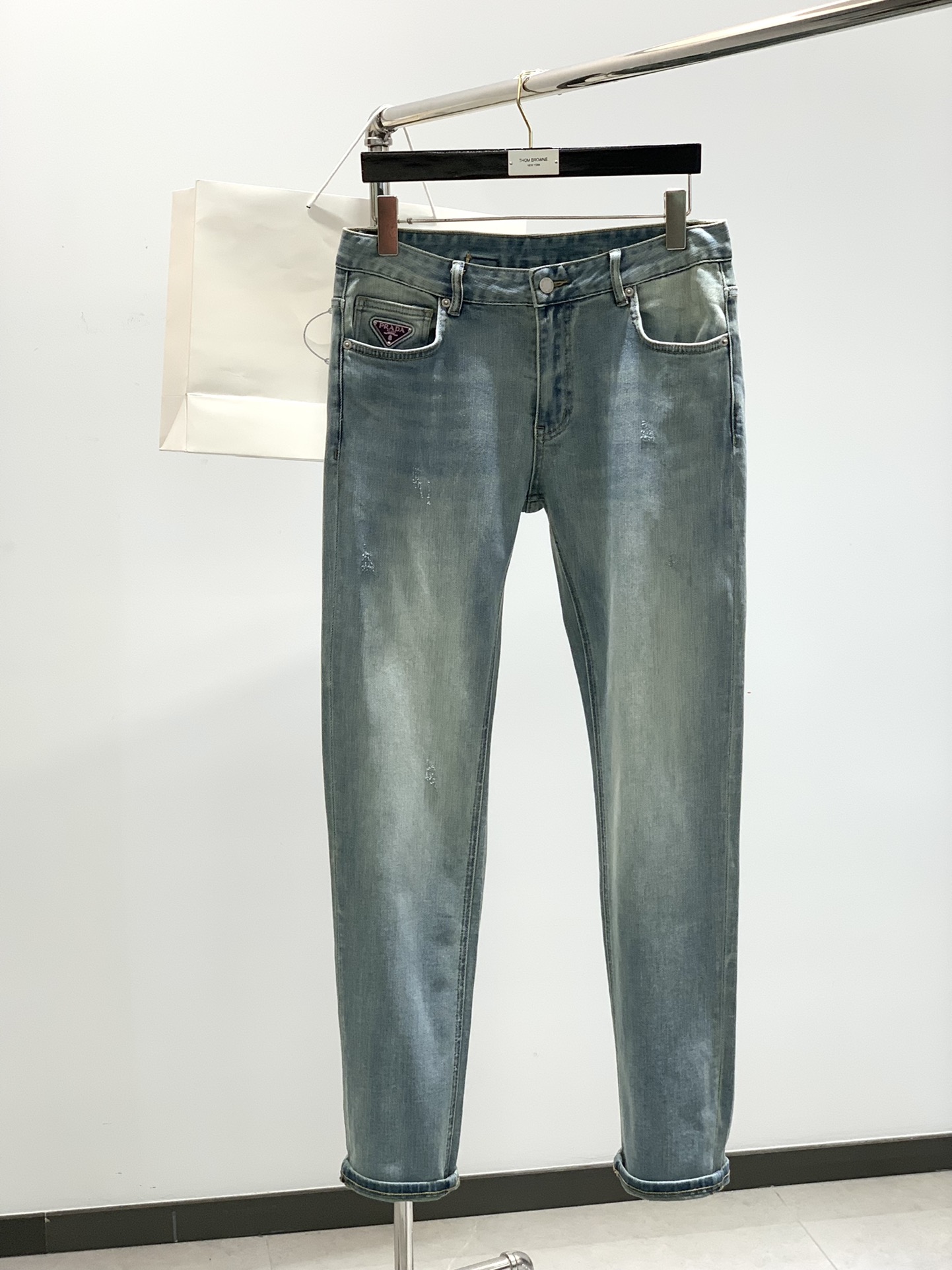 NO:126130,,PRADA Prada, the latest products for spring 2025, available at the same time for counters, original single-order goods, water-washed casual jeans, imported original washing elastic fabric, comfortable and elastic, top-level printing process letter pattern decoration logo, original hardware and auxiliary materials decoration, handsome and stylish upper body, 29-38,,prada,prada,jeans,alexander wang19860909,PRADA 普拉达,2025春季最新品,专柜同步有售,原单狠货,水洗休闲牛仔裤,进口原版水洗弹力面料,舒适有弹性,顶级印胶工艺字母图案装饰logo,原版五金辅料装饰,上身帅气有型,码数29-38,,prada,prada,jeans,alexander wang,Men's clothing