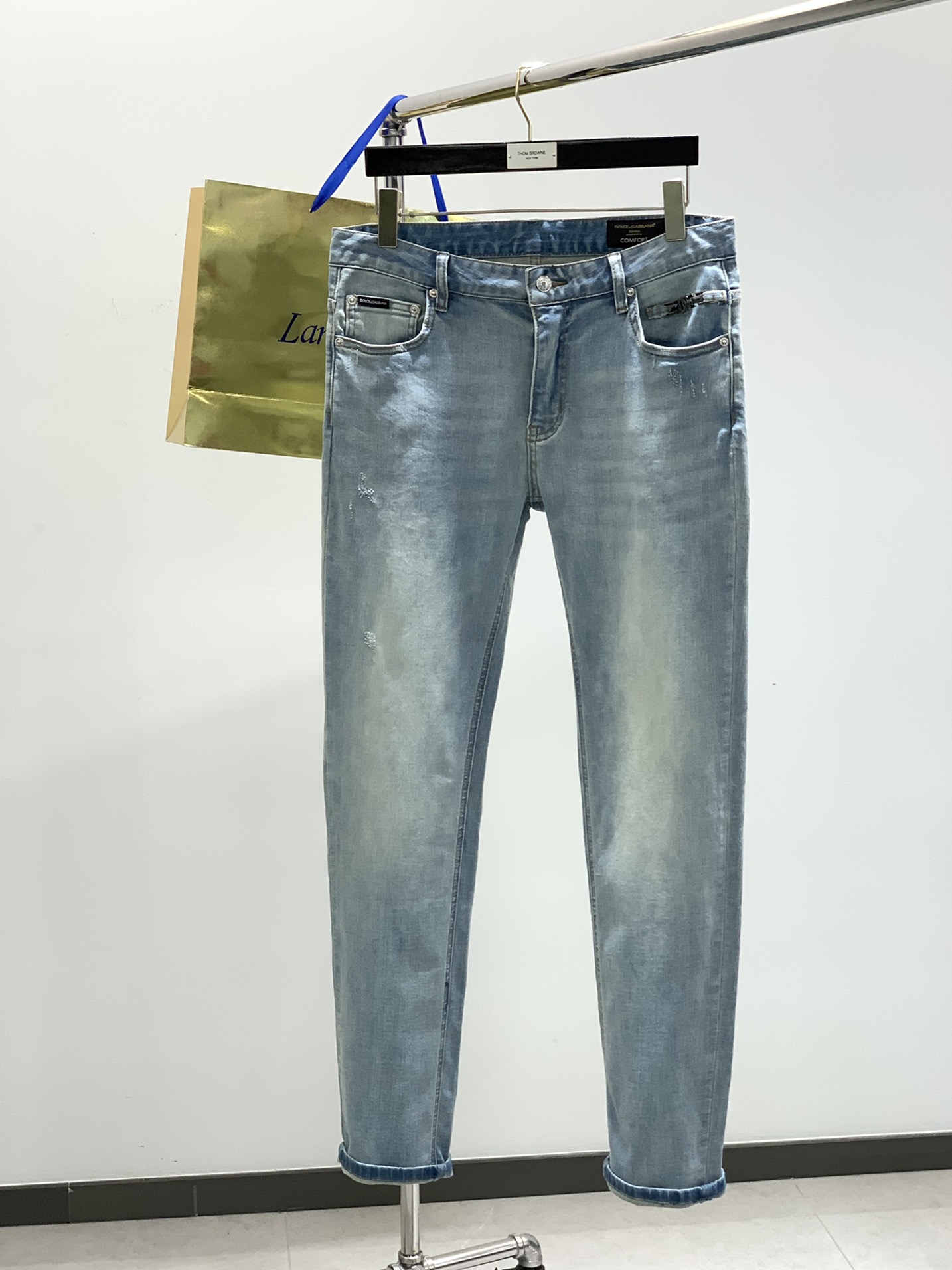 NO:126145,,Dolce & Gabbana, 2025 spring new product, official website counter is available at the same time, original single product, fashionable and casual washing jeans, super stylish jeans, customized original washing jeans, top-grade embroidery craft letter pattern decoration logo, original hardware accessories decoration, handsome upper body, 29-38, Dolce & Gabbana, jeans, alexander wang19860909,杜嘉班纳,2025春季新品,官网专柜同步有售,原单狠货,时尚休闲水洗牛仔裤,超级有范儿的一款牛仔裤,定制原版水洗牛仔面料,顶级刺绣工艺字母图案装饰logo,原版五金辅料装饰,上身帅气十足,码数29-38,,Dolce&Gabbana,jeans,alexander wang,Men's clothing