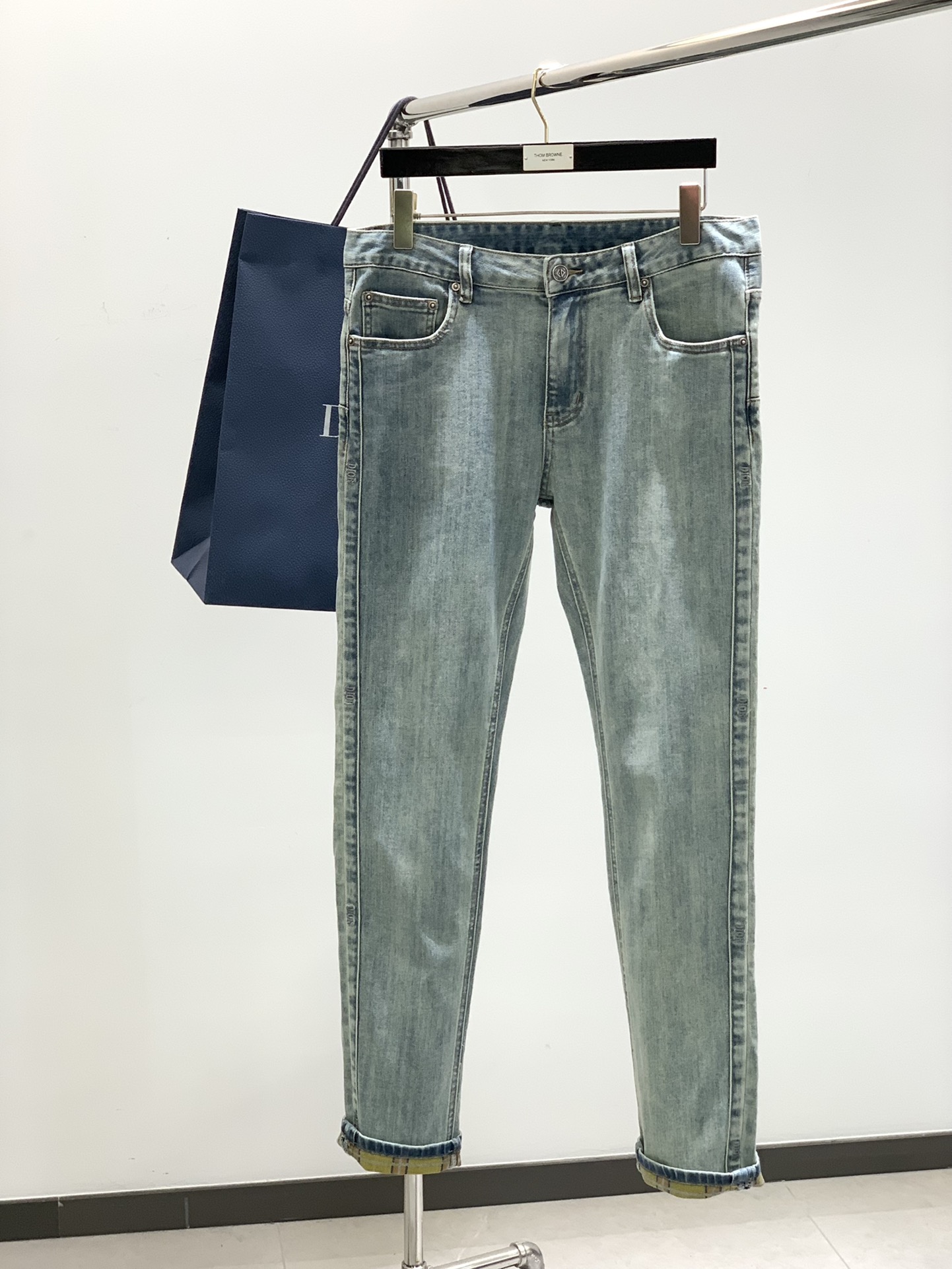 NO:126139,,Dior Dior, 2025 spring new product, official website counter is available at the same time, original single product, fashionable and casual washing jeans, super stylish jeans, customized original washing jeans, top-grade embroidery craft letter pattern decoration logo, original hardware accessories decoration, handsome upper body, 29-38,,dior,dior,jeans,alexander wang19860909,Dior 迪奥,2025春季新品,官网专柜同步有售,原单狠货,时尚休闲水洗牛仔裤,超级有范儿的一款牛仔裤,定制原版水洗牛仔面料,顶级刺绣工艺字母图案装饰logo,原版五金辅料装饰,上身帅气十足,码数29-38,,dior,dior,jeans,alexander wang,Men's clothing