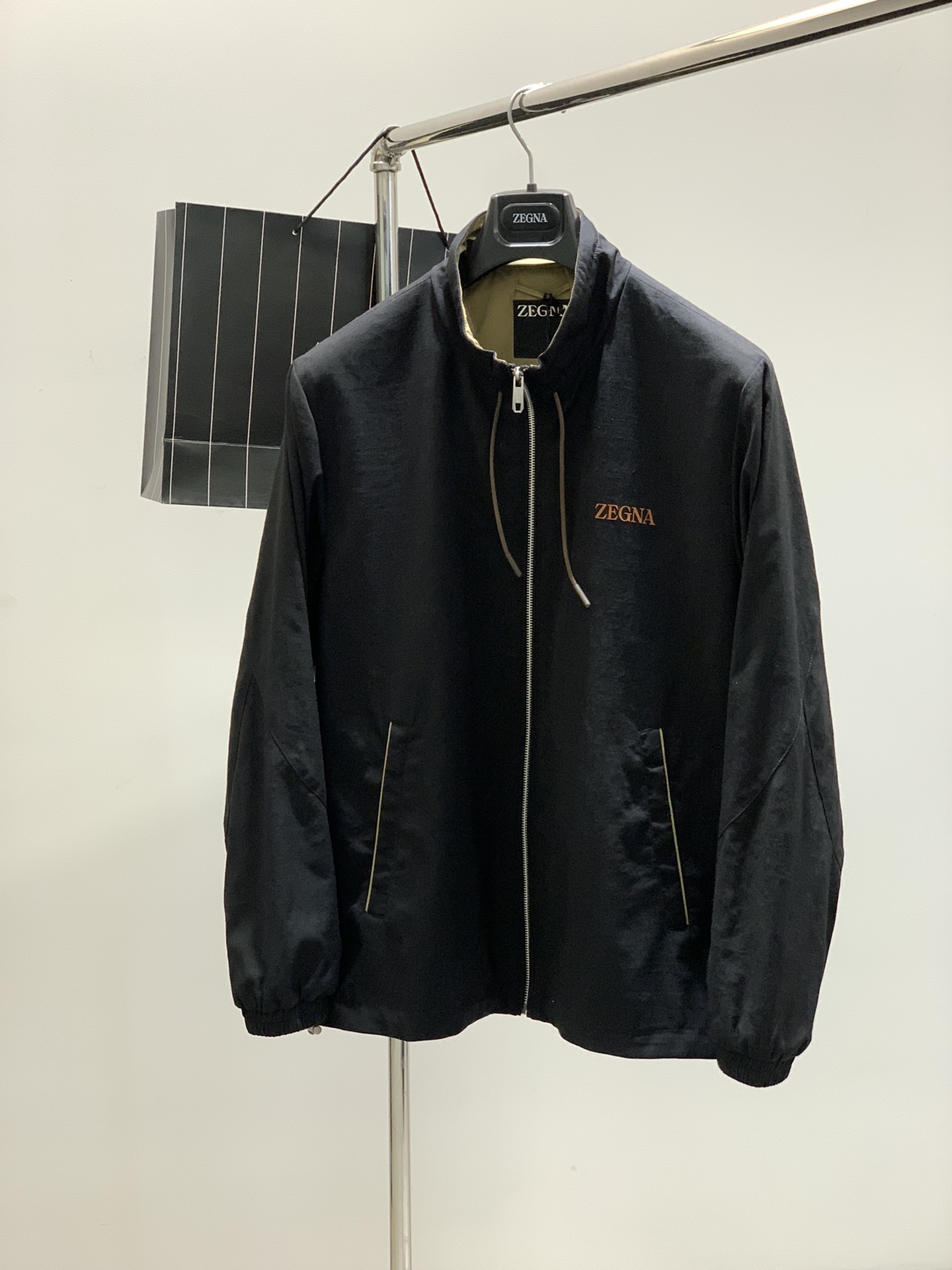 NO:126124,,Jegna Zegna, the latest products for spring 2025, available at the counter at the same time, original singles, fashionable casual jacket stand collar jacket, imported original fabric, comfortable and breathable, top-grade printing craft letter pattern decoration logo, original hardware and accessories decoration, the upper body is very handsome!  2 colors recommended, code number M-3XL, popular products recommended!  ,zegna,jackets & coats,jackets & coats,alexander wang19860909,杰尼亚 Zegna,2025春季最新品,专柜同步有售,原单狠货,时尚休闲夹克立领外套,采用进口原版面料,舒适透气,顶级印花工艺字母图案装饰logo,原版五金辅料装饰,上身帅气十足！2色推荐,码数M-3XL,爆款推荐！,,zegna,jackets & coats,jackets & coats,alexander wang,Men's clothing