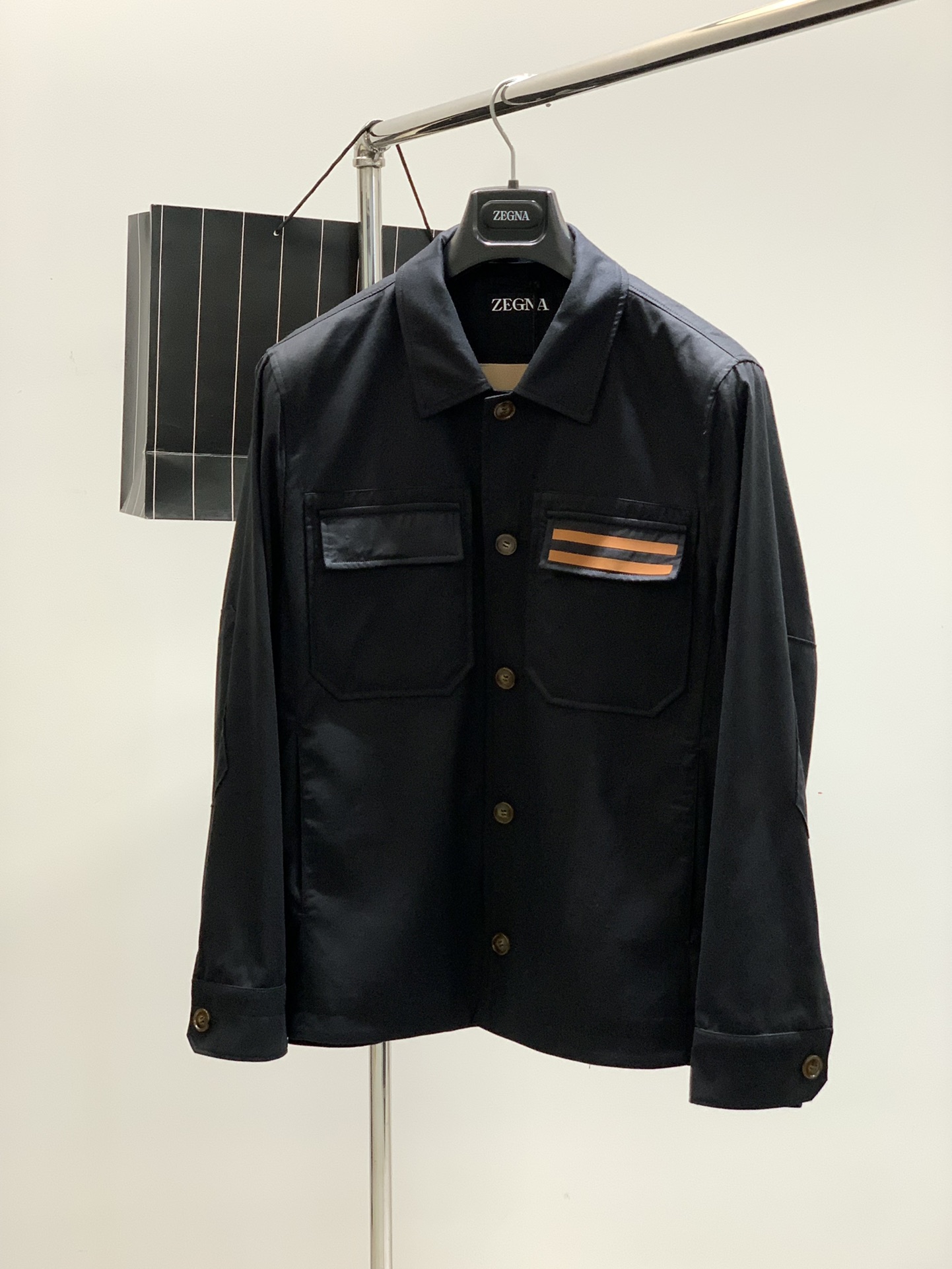 NO:126143,,Jegna Zegna, the latest products for spring 2025, available at the counter at the same time, original singles, fashionable casual jacket lapel jacket, using imported original fabric, comfortable and breathable, top-grade embroidery craft letter pattern decoration logo, original hardware and accessories decoration, the upper body is very handsome!  2 colors recommended, code number M-3XL, popular products recommended!  ,zegna,jackets & coats,jackets & coats,alexander wang19860909,杰尼亚 Zegna,2025春季最新品,专柜同步有售,原单狠货,时尚休闲夹克翻领外套,采用进口原版面料,舒适透气,顶级刺绣工艺字母图案装饰logo,原版五金辅料装饰,上身帅气十足！2色推荐,码数M-3XL,爆款推荐！,,zegna,jackets & coats,jackets & coats,alexander wang,Men's clothing