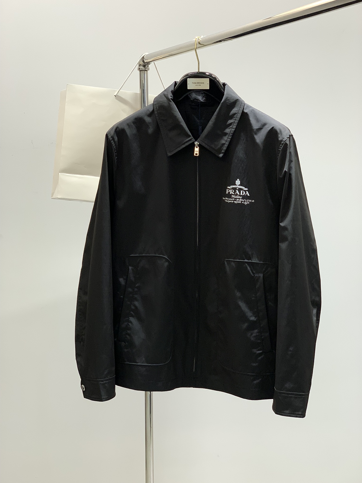 NO:126147,,PRADA Prada, the latest products in spring 2025, available at the same time for counters, fashionable casual jacket lapel jackets, imported original fabrics, extremely complex workmanship, the only channel to be used as a purchasing agent level, top-level printing craft letter pattern logo, original hardware and accessories decoration, extremely high grade, comfortable and versatile, handsome and stylish upper body, 2 colors recommendation, code number M-3XL,,prada,prada, jackets & coats,jackets & coats,alexander wang19860909,PRADA 普拉达,2025春季最新品,专柜同步有售,时尚休闲夹克翻领外套,进口原版面料,做工极为复杂,唯一可以做代购级别的渠道狠货,顶级印花工艺字母图案logo,原版五金辅料装饰,档次极高,舒适百搭,上身帅气有型,2色推荐,码数M-3XL,,prada,prada,jackets & coats,jackets & coats,alexander wang,Men's clothing