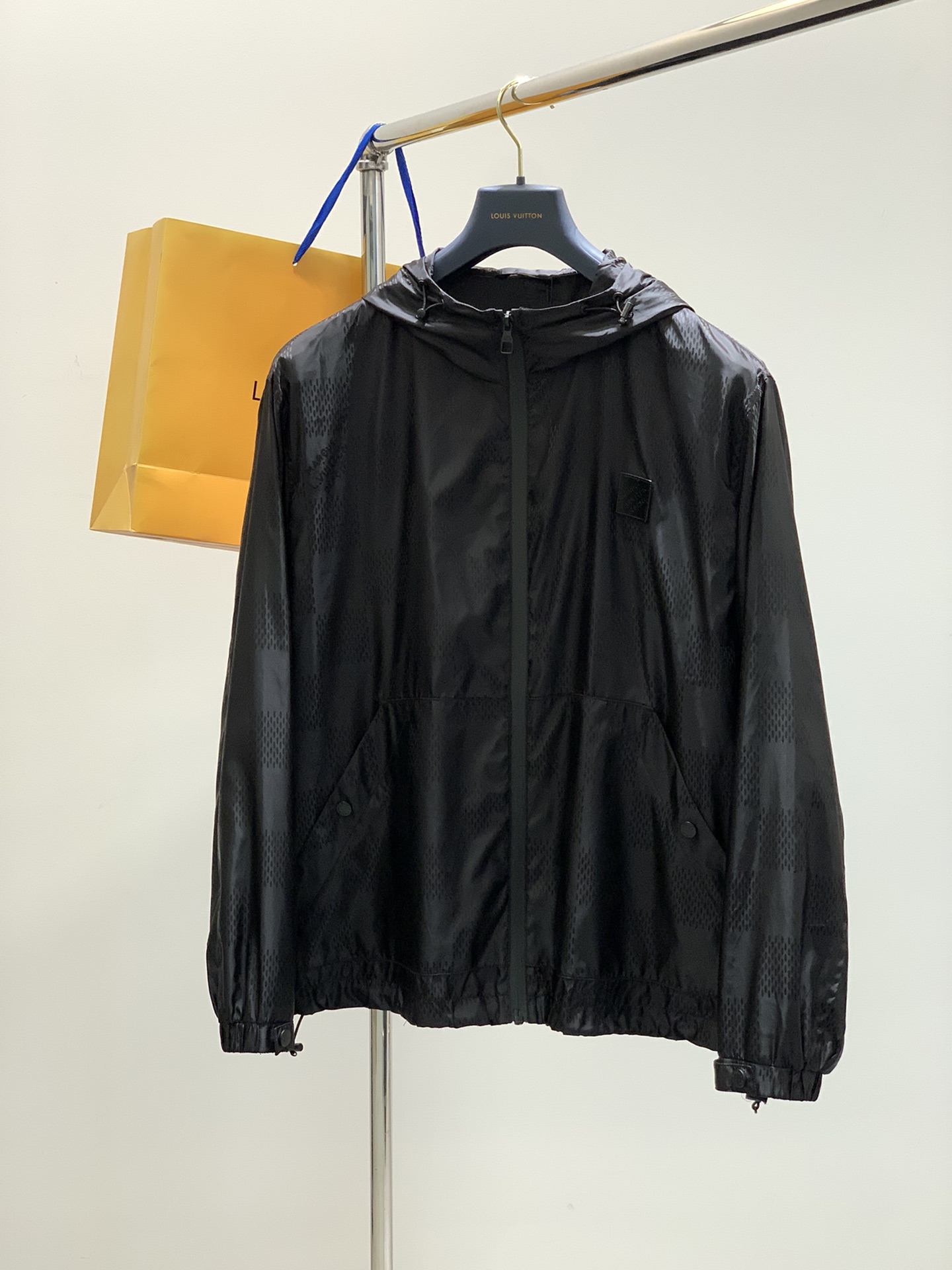 NO:126133,,LouisVuitton, the latest model for spring 2025, available at the counter at the same time, original singles, fashionable and casual hooded jacket, very distinctive on the upper body!  Eye-catching and highlighted, imported original fabric, top-grade glue-printing craft letter pattern decoration logo, original hardware and auxiliary materials decoration, simple but not lacking in fashion, classic and atmospheric, comfortable and breathable, handsome and stylish on the upper body, 2 colors recommended, code number M-3XL,, louis vuitton, louis vuitton, jackets & coats, hats, alexander wang19860909,LouisVuitton 路易威登,2025春季最新款,专柜同步有售,原单狠货,时尚休闲连帽外套,上身很有特点！吸睛而有亮点,进口原版面料,顶级印胶工艺字母图案装饰Logo,原版五金辅料装饰,简单而不失时尚,经典大气,舒适透气,上身帅气有型,2色推荐,码数M-3XL,,louis vuitton,louis vuitton,jackets & coats,hats,alexander wang,Men's clothing