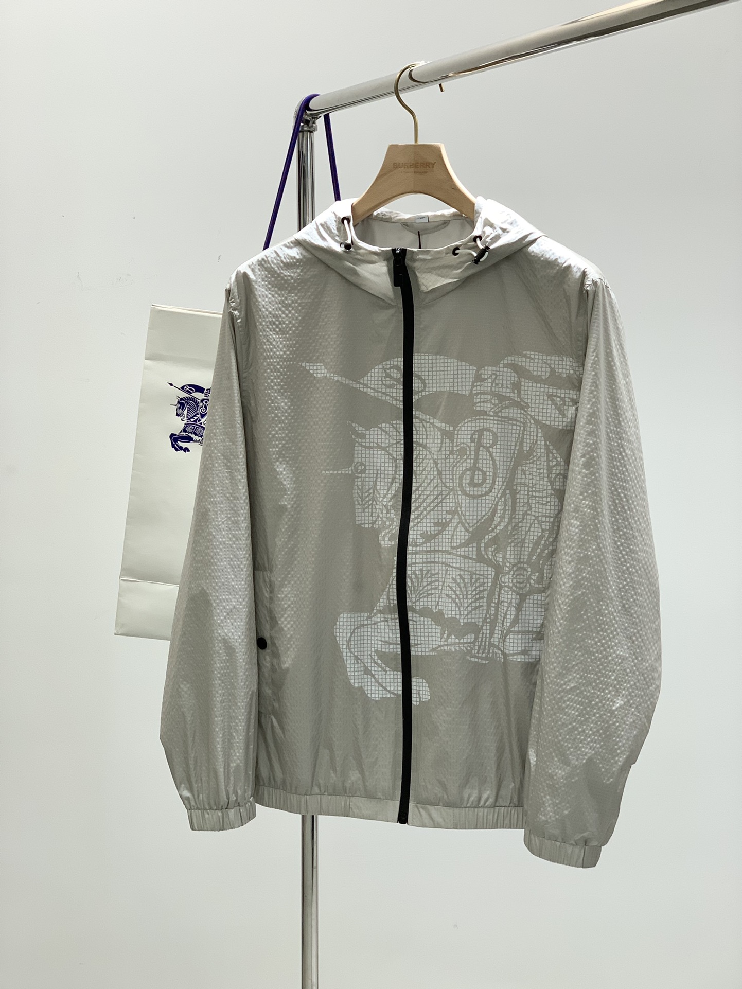 NO:126137,,Burberry Burberry, the latest products in spring 2025, available at the counter at the same time, original singles, fashionable and casual hooded jacket, imported original fabric, comfortable and breathable upper body, top printed letter pattern decoration logo, original hardware and auxiliary materials decoration, extremely high grade, comfortable and versatile, handsome upper body, 2 colors recommendation, code number M-3XL, burberry, burberry, jackets & coats, hats, alexander wang19860909,Burberry 巴宝莉,2025春季最新品,专柜同步有售,原单狠货,时尚休闲连帽外套,进口原版面料,上身舒适透气,顶级印花字母图案装饰logo,原版五金辅料装饰,档次极高,舒适百搭,上身帅气十足,2色推荐,码数M-3XL,,burberry,burberry,jackets & coats,hats,alexander wang,Men's clothing