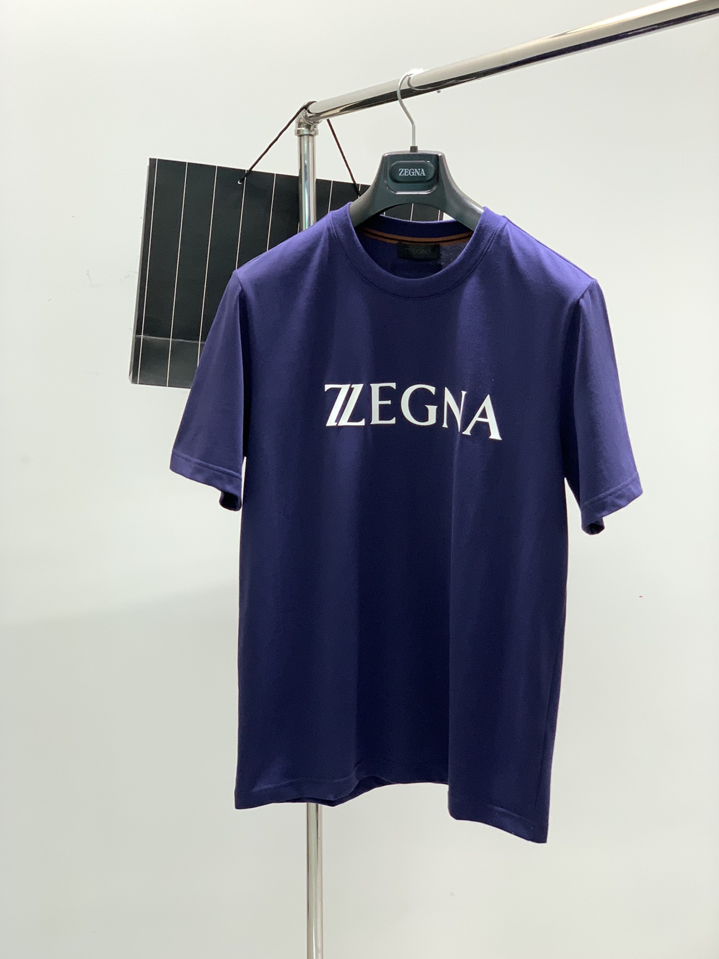 NO:127321,,Jenia Zegna, the latest summer product, available at the counter at the same time, original single product, fashionable and casual round neck short-sleeved T-shirt, using imported original fabric, comfortable and breathable, top-grade printing craft letter pattern decorative logo, the upper body is very handsome!  3 colors recommended, S-XL code number, hot products recommended!  ,zegna,T-shirt,tees,t-shirt,alexander wang19860909,杰尼亚 Zegna,夏季最新品,专柜同步有售,原单狠货,时尚休闲圆领短袖T恤,采用进口原版面料,舒适透气,顶级印花工艺字母图案装饰logo,上身帅气十足！3色推荐,码数S-XL,爆款推荐！,,zegna,T-shirt,tees，t-shirt,alexander wang,Men's clothing