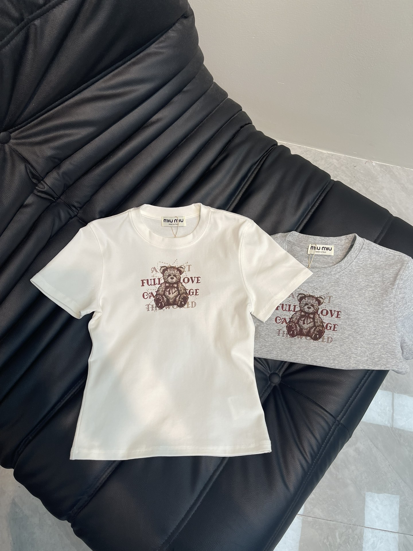 NO:321159,Miumi*25 spring and summer new elastic small version of Bear letter printed short-sleeved T-shirt, imported pure cotton fabric, classic style versatile and not picky, and the upper body is very beautiful!  SML A0,,miumiu,T-shirt,tees,t-shirt,alexander wang19860909Miumi*25春夏新款弹力小版小熊字母印花短袖T恤,进口纯棉面料,经典版型百搭不挑人,上身非常漂亮！SML A0,,miumiu,T-shirt,tees，t-shirt,alexander wang,Women's clothing