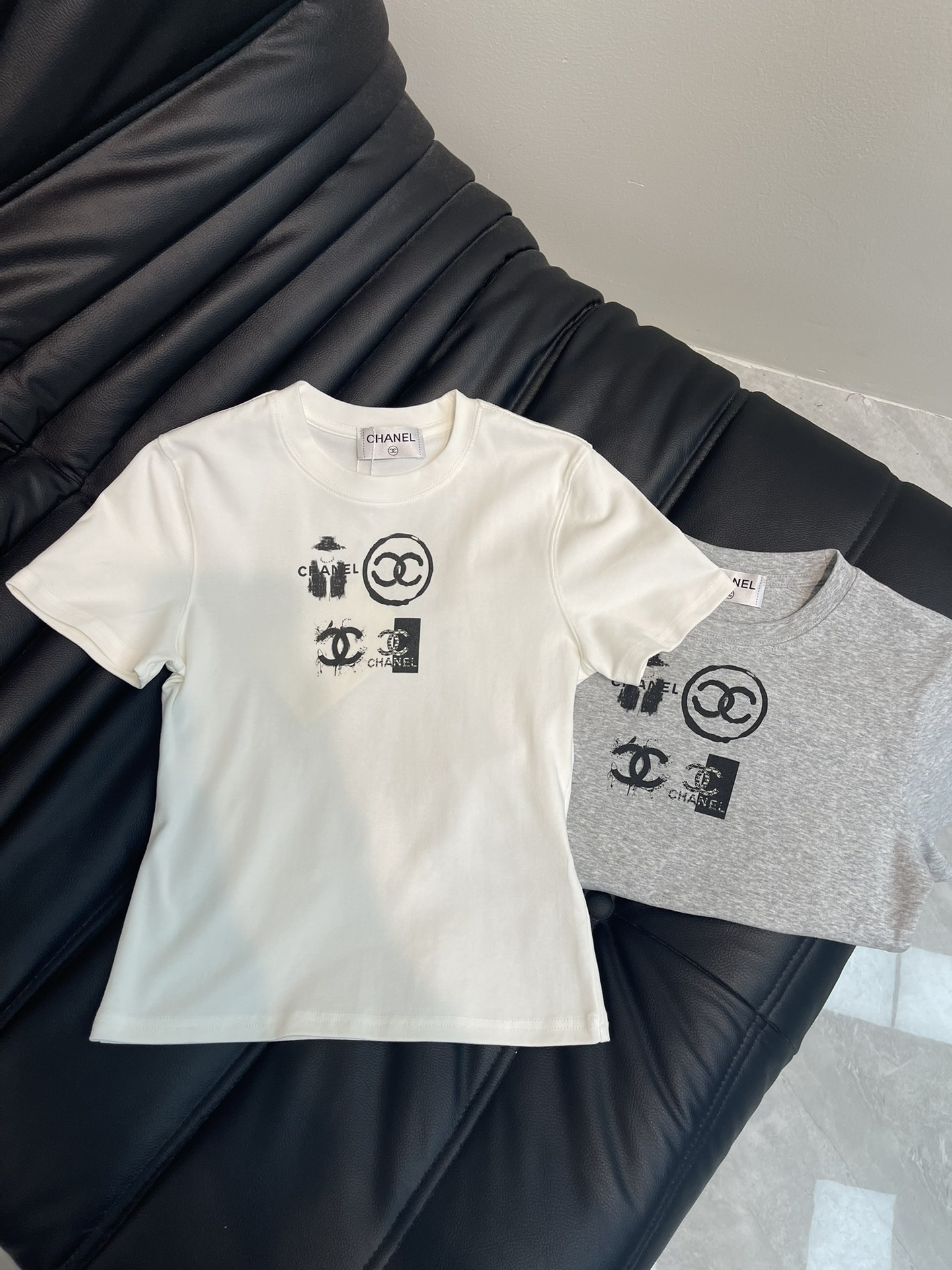 NO:321156,Chane*25 spring and summer new elastic small letter printed short-sleeved T-shirt, imported pure cotton fabric, classic style versatile and not picky, and the upper body is very beautiful!  SML A, chanel, T-shirt,tees, t-shirt,alexander wang19860909Chane*25春夏新款弹力小版字母印花短袖T恤,进口纯棉面料,经典版型百搭不挑人,上身非常漂亮！SML A,,chanel,T-shirt,tees，t-shirt,alexander wang,Women's clothing