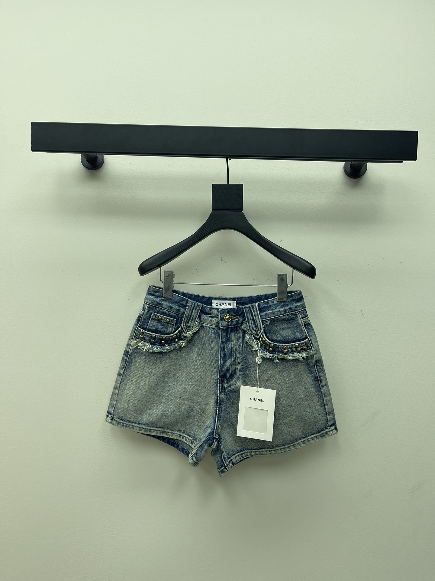 NO:321162,Chane small-scented pocket rivet whisker shorts. The hot girl shorts that must be found in summer. √ Personalized pocket rivet whisker design. High-waisted style makes the legs look slimming. The fabric is made of denim cotton. Soft. The washing process makes the trousers look natural. The overall upper body is very hot~ It is very hot. It is very Hong Kong style when wearing a suspender   shirt. SML A,,chanel, shorts,shirts,alexander wang19860909Chane*小香口袋铆钉毛须短裤 夏日必须得有的辣妹短裤√ 个性口袋铆钉毛须设计 高腰版型显瘦显腿长 面料采用牛仔棉材质 柔软 水洗工艺让裤身呈现自然 整体上身很Hot~ 辣妹范十足 随意穿上吊带 衬衫就很港风 SML A,,chanel,shorts,shirts,alexander wang,Women's clothing