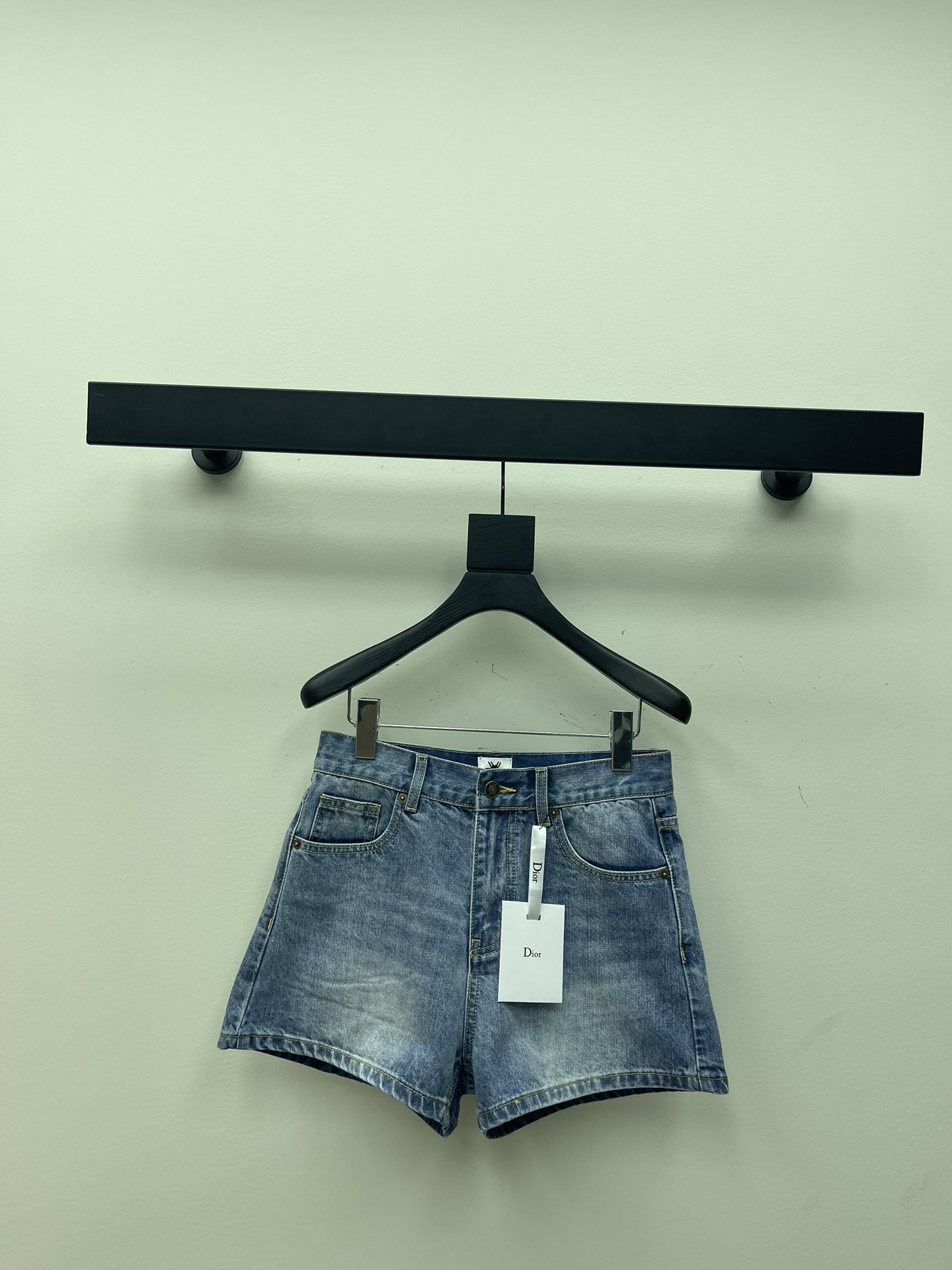 NO:321165,Dio*25 spring and summer new denim shorts, back pocket gradient printed LOGO, custom-made latest cards, imported pure cotton Sailou pure cotton denim fabric, soft and comfortable, fashionable and versatile, the upper body instantly shows long legs. Recommended for daily casual matching!  Color blue Size SML A,,dior,shorts,alexander wang19860909Dio*25春夏新品牛仔短裤,后袋渐变印花LOGO,定制最新纸牌,进口纯棉赛络纺纯棉牛仔面料,柔软超舒服,时髦又巨百搭,上身瞬显大长腿.日常休闲搭配推荐！ 颜色蓝色 尺码SML A,,dior,shorts,alexander wang,Women's clothing