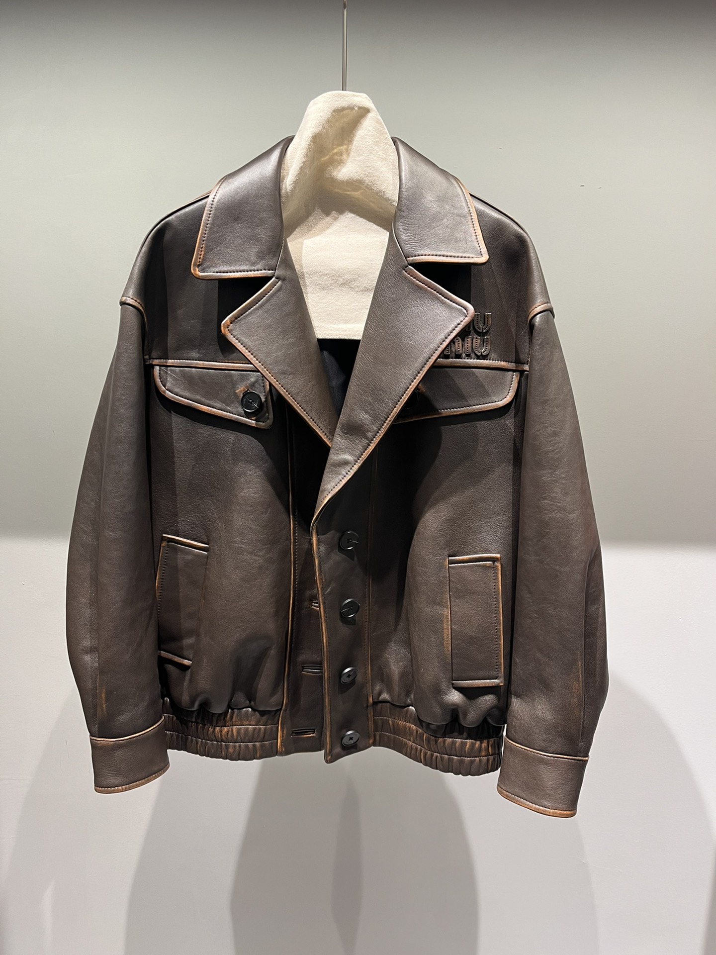 NO:777552,miumiu wide version color-washed leather jacket, buttons with logo, letters with oil edges to make it more three-dimensional and closer to the counter, Miumiu-clothing, miumiu, leather jacket,19860909miumiu阔版擦色皮衣,纽扣带logo,字母做了油边工艺更加立体贴近专柜,缪缪-服装,miumiu,leather jacket,,Women's clothing