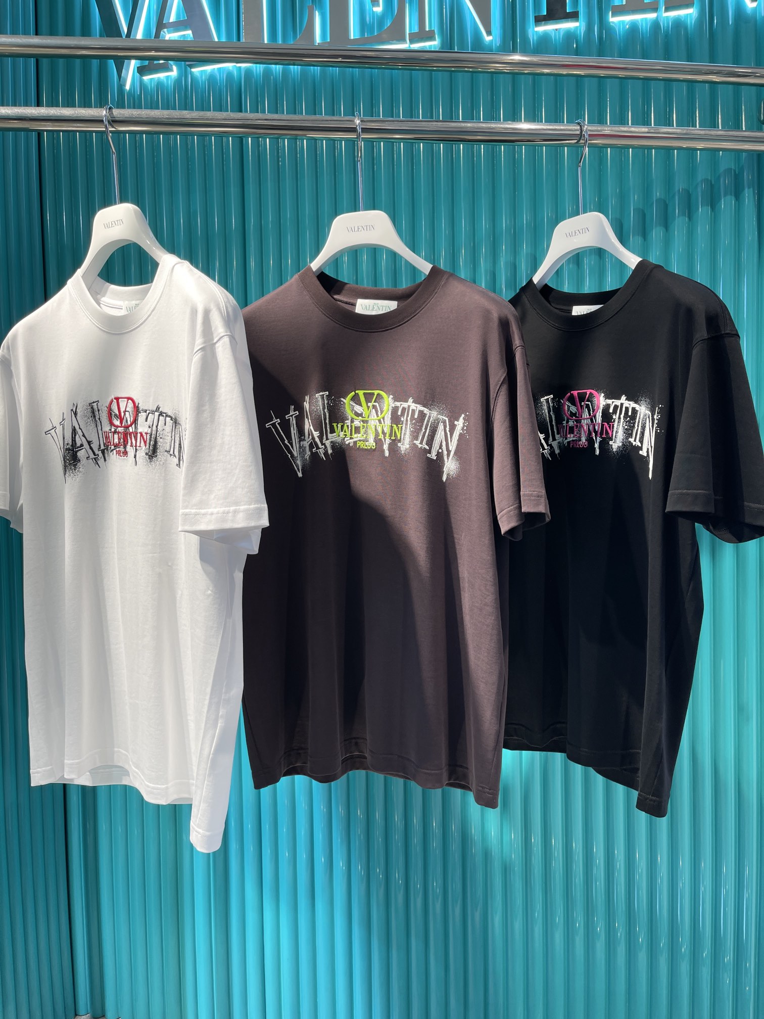 NO:125926,Valentino-2025 high-quality tin silk cotton T-shirt embroidery style, size 48-56, valentino, tees, t-shirt, alexander wang19860909华伦天奴-2025高品质天丝棉T恤刺绣款,48-56码,,valentino,tees，t-shirt,alexander wang,Men's clothing