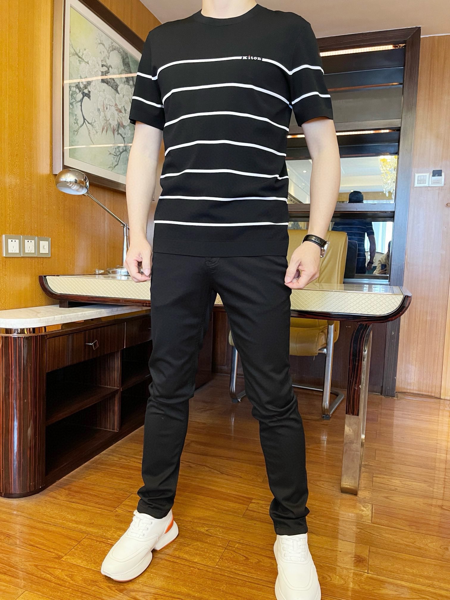 NO:125932,Fendi--2025 counter latest jeans are shipped, European and American counters are on sale simultaneously. Selected custom tannins imported from Italy and matched with the latest straight slim design. The exquisite little monster logo and the latest leather logo show the charm. You are definitely worthy of it. The number of codes is 29-38 (model 173/130 wears 31, with Hong Kong Lane Crawford gift box packaging), fendi, jeans, alexander wang19860909芬迪--2025专柜最新款牛仔裤出货 欧美专柜同步发售.精选意大利进口定制丹宁面料搭配最新的直筒修身设计,精致的小怪兽标志和最新皮标相当彰显韵味 您绝对值得拥有.码数29-38（模特173/130穿31,配香港连卡佛礼盒包装）,,fendi,jeans,alexander wang,Men's clothing