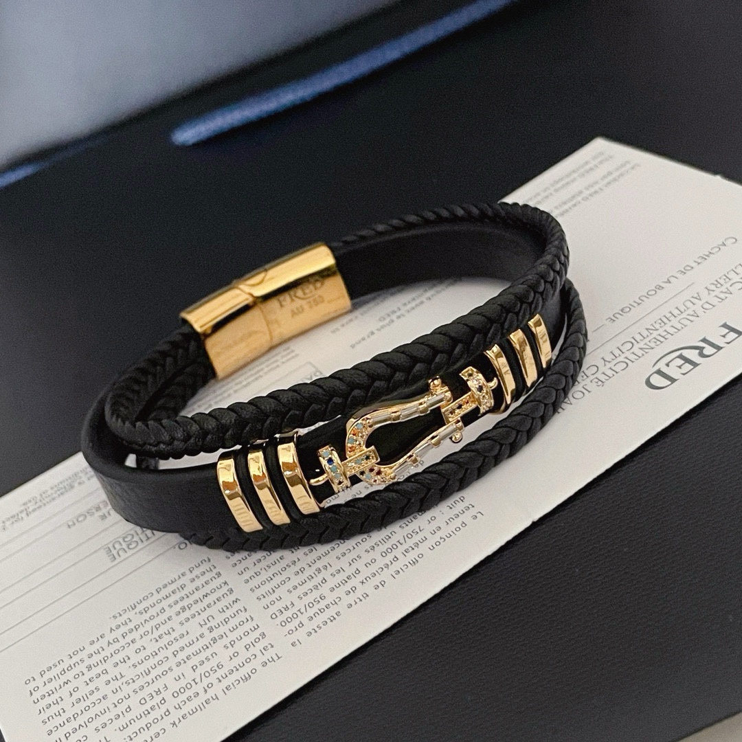 NO:114965,Purchase Fered # Black leather rope bracelet bracelet classic horseshoe buckle logo is made of genuine leather hand-woven and metal lock buckle, which is more textured and shows fashion taste. It can be held whether it is daily commuting and casual or business formal wear!  Logo engraving!  Magnetic buckle design makes wearing more convenient!  , jewelry quality19860909批 费雷德# 黑色皮绳手绳手环 经典马蹄扣标志 采用真皮手工编织和金属锁扣的搭配,更有质感,彰显时尚品味,无论日常通勤休闲或商务正装都可以hold得住！logo刻印！ 磁扣设计,让佩戴更方便！,饰品精品,Jewelry