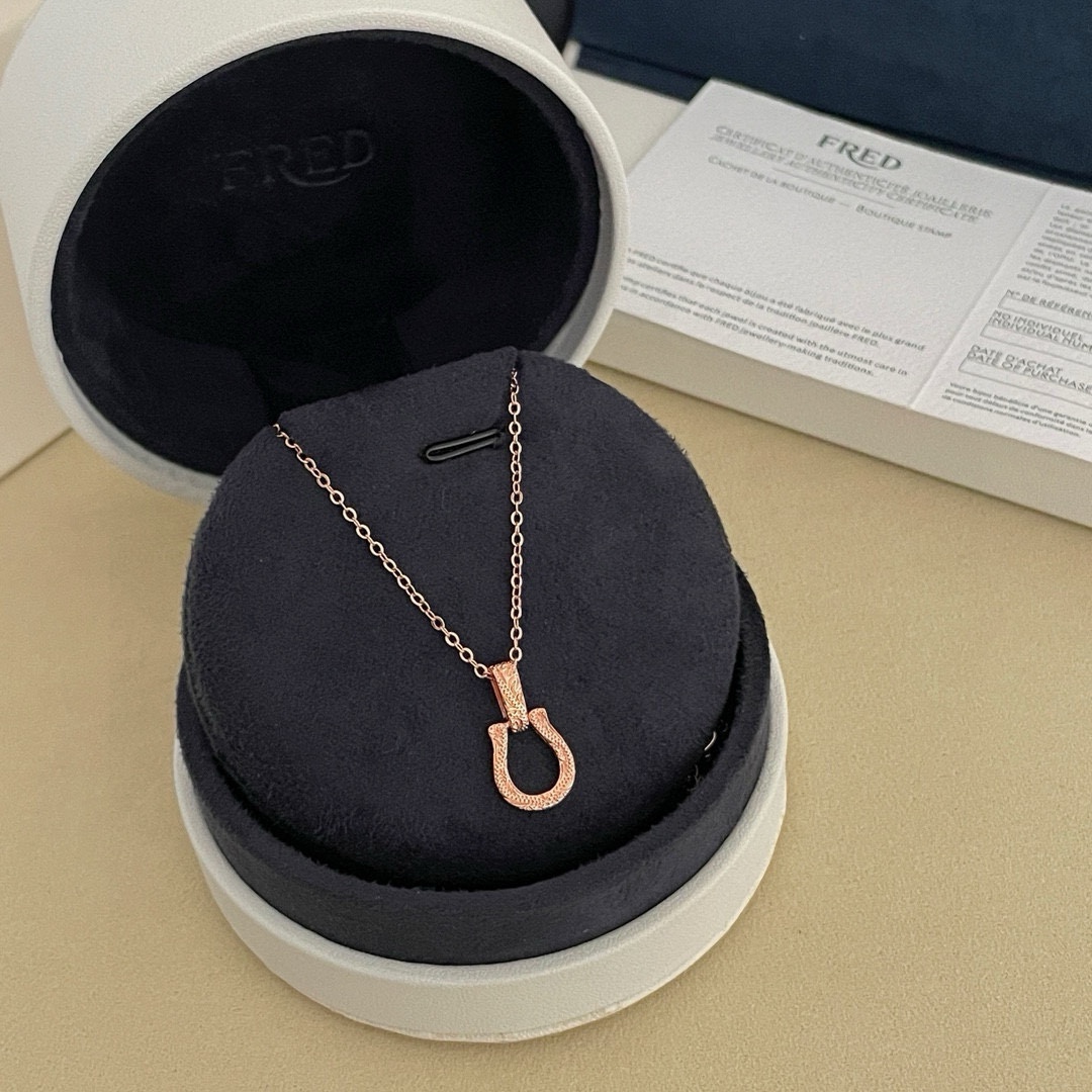 NO:114967,Purchase Fered horseshoe buckle necklace, high-end customization, counter material, thickened electroplating technology, logo, very iconic, simple and elegant, three colors of rose gold, gold and silver are all beautiful, and can be easily controlled in daily wear or special occasions., jewelry boutique, necklace, gold19860909批  费雷德马蹄扣项链,高端定制,专柜材质,加厚电镀工艺,带logo,非常有标志性,简洁大方,玫瑰金、黄金色、银色三种颜色都很漂亮,不管是日常穿搭还是特别场合都能轻松驾驭.,饰品精品,necklace,gold,Jewelry