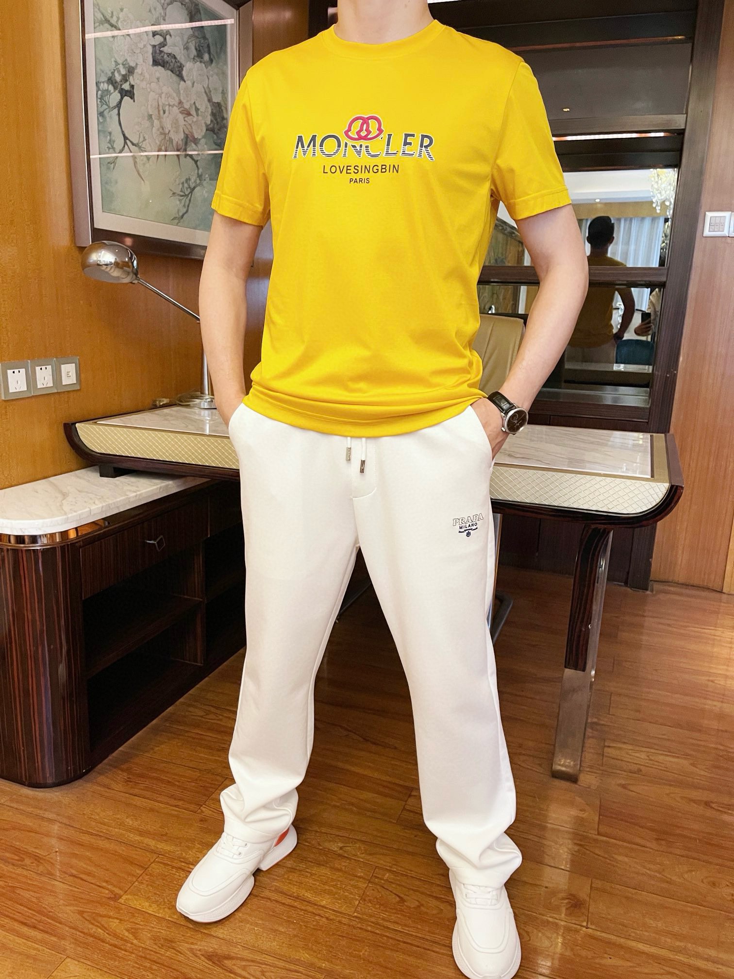 NO:125933,The latest hot T-shirts in the counter in 2025 are shipped, and the most popular items in European and American counters are sold!  Selected Italian imported mercerized cotton fabrics with the latest designs, the unique brand logo on the chest highlights the fashion, and the upper body effect can be seen. The number of codes is 48-56 (model 173/130 wears 48 with Hong Kong Lane Crawford gift box packaging), Moncler,tees, t-shirt,alexander wang19860909蒙口-2025专柜最新爆款t恤出货 欧美专柜热销单品！精选意大利进口丝光棉面料搭配最新的设计,胸前的独特品牌logo彰显时尚 上身效果看得见.码数48-56（模特173/130穿48配香港连卡佛礼盒包装）,,Moncler,tees，t-shirt,alexander wang,Men's clothing