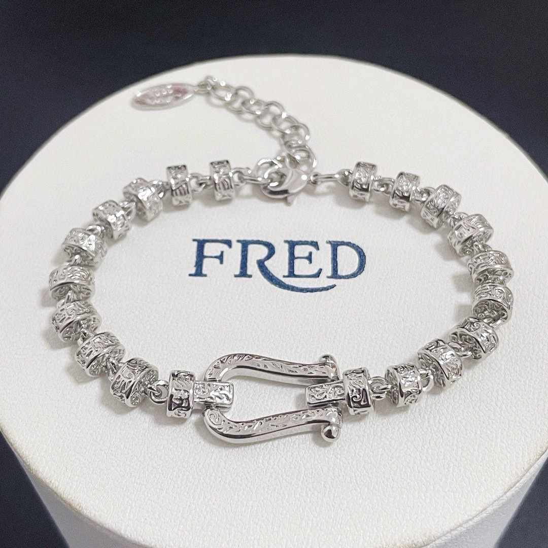 NO:114973,Ferred horseshoe buckle bracelet, seiko micro-insert, high-end customization, counter material, thickened electroplating technology, logo, simple and high-end feel, full of temperament, can be worn with many bracelets and bracelets in daily life., jewelry boutique, bracelet, bracelet19860909批  费雷德马蹄扣手链,精工微镶,高端定制,专柜材质,加厚电镀工艺,带logo,简约又有高级感,气质拉满,日常可以和很多手链手镯叠戴.,饰品精品,bracelet,bracelet,Jewelry