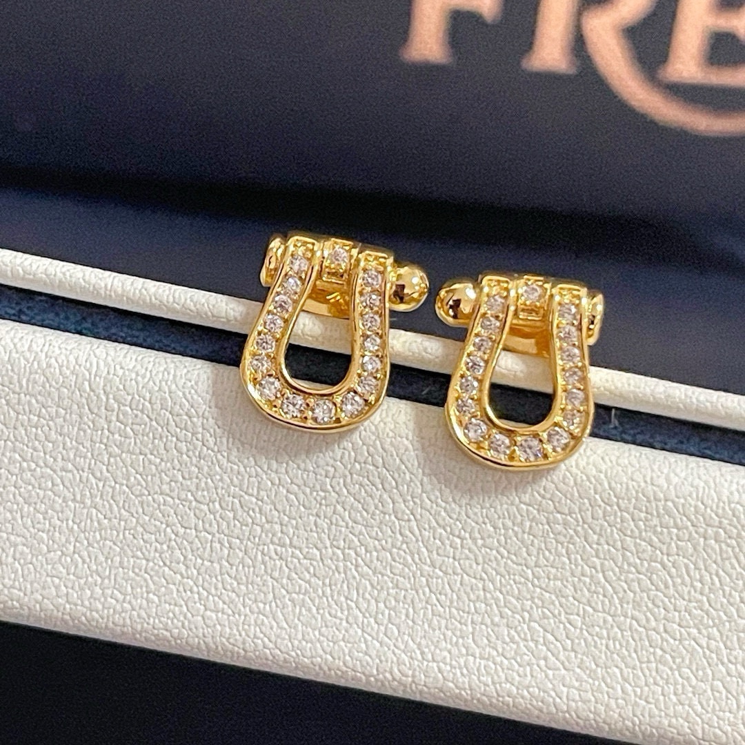NO:114975,Popular Fered earrings, full-diamond horseshoe buckle, classic and versatile, internet celebrity expert, fashion family must-have items, 11 pairs of customization, thickened electroplating 18k craftsmanship, rose gold/gold/silver, jewelry boutique, earrings19860909批火爆 费雷德耳环,满钻马蹄扣,经典百搭,网红达人 时尚一族备必单品时尚精致,11对版定制,加厚电镀18k工艺,玫瑰金/金色/银色,饰品精品,earrings,Jewelry