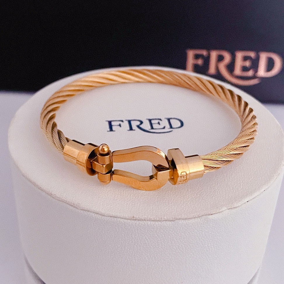 NO:106114,Popular Fered bracelet, glossy horseshoe buckle bracelet, classic and versatile, rich gold color matching, very noble, internet celebrity expert, fashion and exquisite, 11 pairs of customization, thickened electroplating 18k craftsmanship, trendy and cool couple bracelet~the effect is very versatile!  !  , jewelry boutique, bracelet, bracelet19860909批 火爆 费雷德手绳,光面马蹄扣手镯手链,经典百搭,土豪金配色,贵气十足,网红达人 时尚一族备必单品时尚精致,11对版定制,加厚电镀18k工艺,又潮又酷的情侣款手绳～上手效果非常百搭！！,饰品精品,bracelet,bracelet,Jewelry