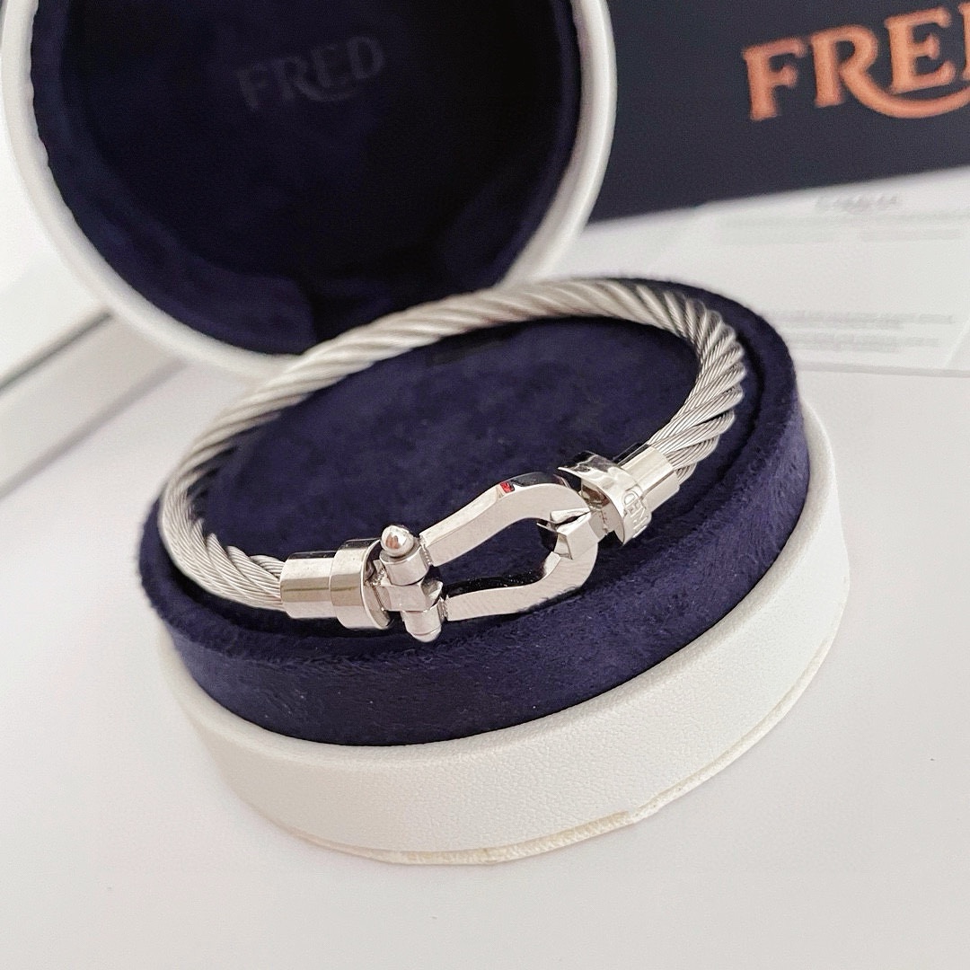 NO:106097,Popular Fered bracelet, glossy horseshoe buckle bracelet, classic and versatile, internet celebrity expert, fashion must-have items for fashion, 11 pairs of customization, thickened electroplating 18k craftsmanship, trendy and cool couple bracelet ~ the effect is very versatile!  !  , jewelry boutique, bracelet, bracelet19860909批 火爆 费雷德手绳,光面马蹄扣手镯手链,经典百搭,网红达人 时尚一族备必单品时尚精致,11对版定制,加厚电镀18k工艺,又潮又酷的情侣款手绳～上手效果非常百搭！！,饰品精品,bracelet,bracelet,Jewelry