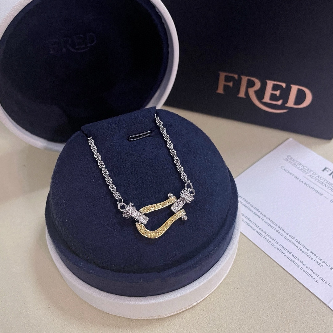 NO:114977,The Ferred horseshoe buckle necklace can be adjusted freely, with high-end customization, counter material, thickened electroplating technology, with logo, simple and high-end sense, full of temperament, its unique design combines soft ropes with the iconic horseshoe buckle, symbolizing the power of firmness and freedom., jewelry boutique, necklace19860909批  费雷德马蹄扣项链,可以自由调节长度,精工高端定制,专柜材质,加厚电镀工艺,带logo,简约又有高级感,气质拉满,它的独特设计将柔软的绳索与标志性马蹄扣融合在一起,象征着坚定和自由的力量.,饰品精品,necklace,Jewelry