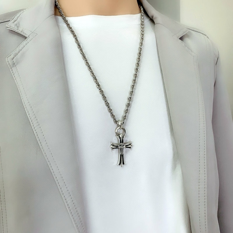 NO:106111,The counter is a high-end Chrome He@rts Croxin Cross Pendant, purely handmade, letter necklace, authentic fashion, fashion essential for both men and women, couples style, rock punk silver style, retro elements, trendy and versatile, same style on the official website, fine jewelry, chrome hearts, chrome hearts, chrome hearts, necklace19860909专柜高版本 Chrome He@rts 克罗心十字架吊坠 纯手工打造 字母项链 ～正品开模潮流时尚必备 男女均可佩戴 情侣款同款 摇滚朋克泰银风格 复古元素 潮流百搭 官网同款,饰品精品,chrome hearts,chrome hearts,necklace,Jewelry