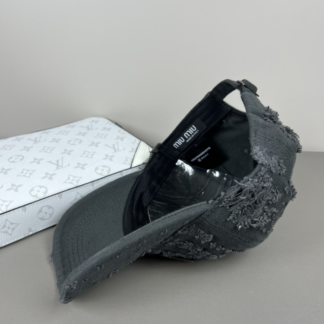 “Original Miu Miu Baseball Cap Recommended by Little Red Book for Spring/Summer” - 图片 5