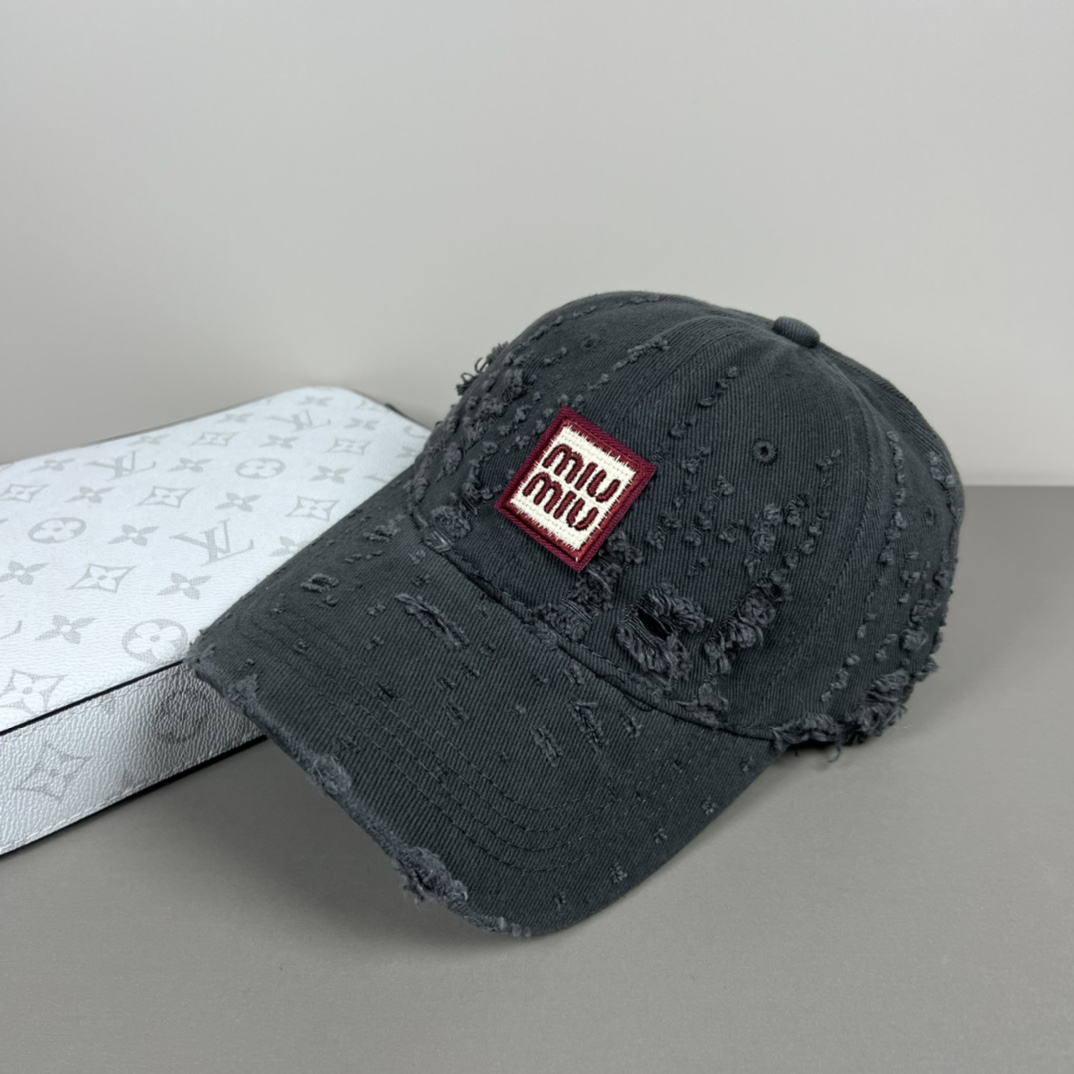 “Original Miu Miu Baseball Cap Recommended by Little Red Book for Spring/Summer” - 图片 4