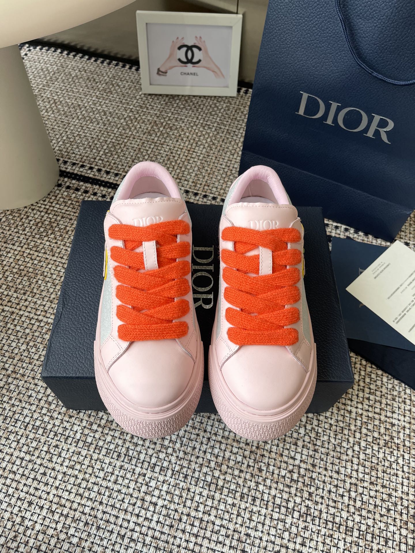 NO:233064,Dior B33 series 25ss latest snake-year limited casual sneakers skateboard shoes couples new spring products reinterpret classic tennis shoes stylish silhouettes highlight the thick feeling carefully crafted in navy blue and white jacquard fabrics, decorated with Oblique prints, suede inserts, unique padded tongue embossed with Dior embossed logos, paired with navy blue mohair wide laces and matte tone finish brass eyelets White Dior Oblique patterned rubber sole, with contrasting Dior 30 Avenue Montaigne logo on the back to enhance style, adding a stylish temperament to casual look Fabric Original custom Oblique   cowhide inner Original custom sheepskin   breathable mesh sole  Original open mold anti-slip TPU material, bottom thickness 4CM, size 35-45, casual shoes/sports shoes, dior, dior, sneakers, cowhide, sheepskin19860909Dior 迪奥B33系列 25ss最新蛇年限定 休闲运动鞋 滑板鞋 情侣款 25ss春季新品 重新诠释经典的网球鞋 时尚的廓形突显厚实感 采用海军蓝色和白色提花面料精心制作,饰以 Oblique 印花,搭配绒面革镶片,别具一格的加垫鞋舌点缀以 Dior 压花标志,搭配海军蓝色马海毛宽鞋带和哑光同色调饰面黄铜孔眼 白色 Dior Oblique 图案橡胶鞋底,后侧饰以对比鲜明的 Dior 30 Avenue Montaigne 标志提升格调 可为休闲造型增添时尚气质 面料 原版定制Oblique老花 牛皮 内里 原版定制羊皮 透气网里 鞋底 原版开模防滑TPU材质 底厚4CM 码数35-45,休闲鞋/运动鞋,dior,dior,sneakers,cowhide,sheepskin,Women's Shoes