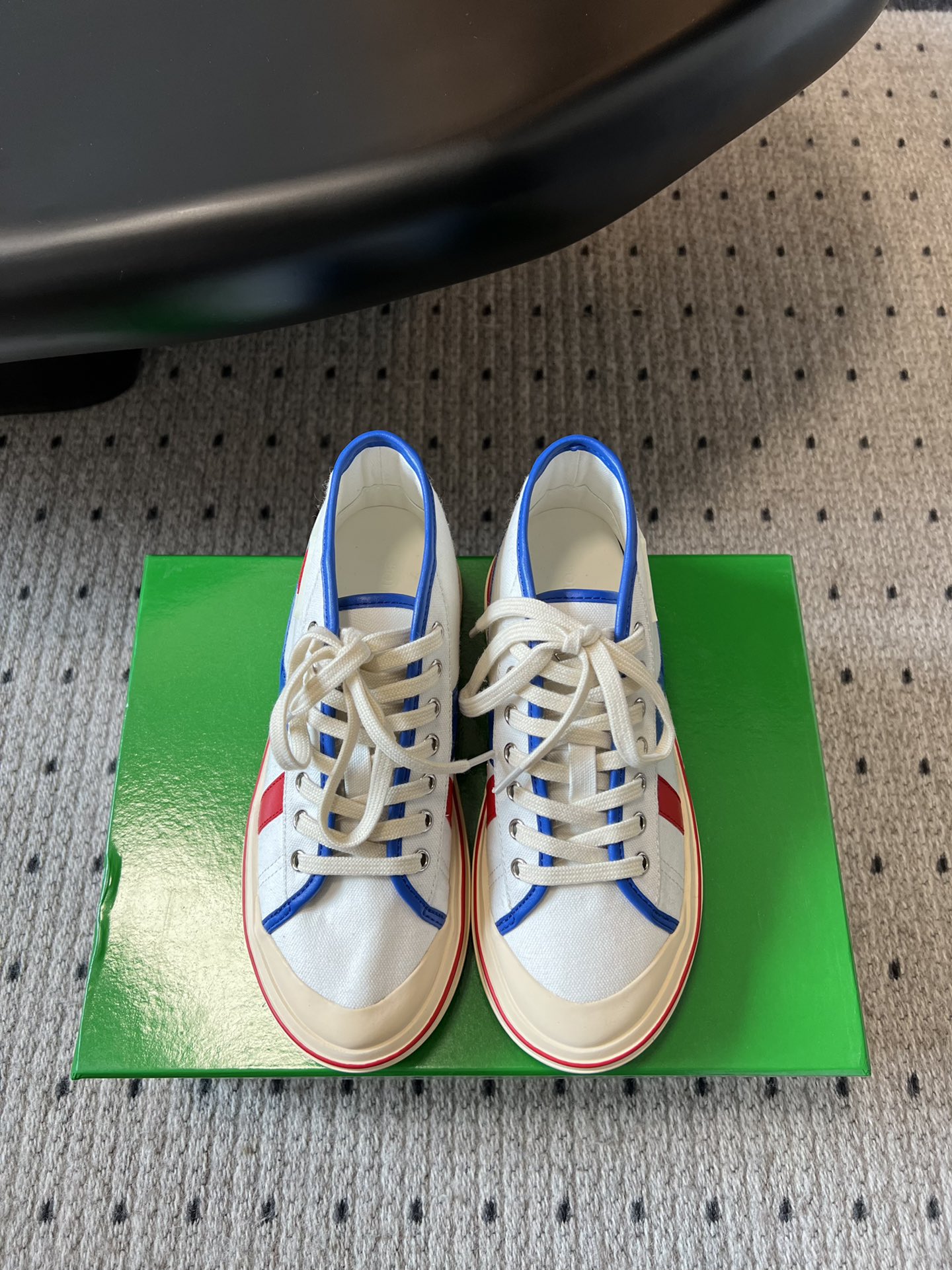 NO:234417,10 men's models [the edges are all genuine leather, not over 10,000 in the market] BOTTEG* VENETA BV25ss New retro Eliot sneakers are now on the market! BV's new Eliot is inspired by retro basketball shoes, and the childlike colors are youthful and energetic! The same style for men and women, you can wear couple shoes. The whole shoe is breathable and comfortable, the canvas upper is light, and the upper is spliced ​​with soft and luxurious sheepskin inlay. The red line on each shoe is hand-painted, which is more tasteful and attitude! Size# Women's 35-40 (40 custom-made no return or exchange) # Men's 39-45 (45 custom-made no return or exchange), casual shoes/sports shoes, bottega veneta, bottega veneta, bottega veneta, sneakers, sheepskin19860909批男款10【包边都是真皮的,不是市场超千】 BOTTEG* VENETA BV25ss 新款复古Eliot运动鞋上市即封神! BV全新的 Eliot 以复古篮球鞋为设计灵感,童趣 的色彩焕发青春活力!男女同款,可以做情侣鞋穿着哦 整个鞋子透气舒适,帆布鞋面自重轻盈,鞋帮 拼接处以柔软奢华的羊皮镶嵌包裹 每只鞋边的红线均为手工绘画,更具品味与态度喔! Size#女35-40（40订做不退换）  #男39-45（45订做不退换）,休闲鞋/运动鞋,bottega veneta,bottega veneta,sneakers,sheepskin,Women's Shoes