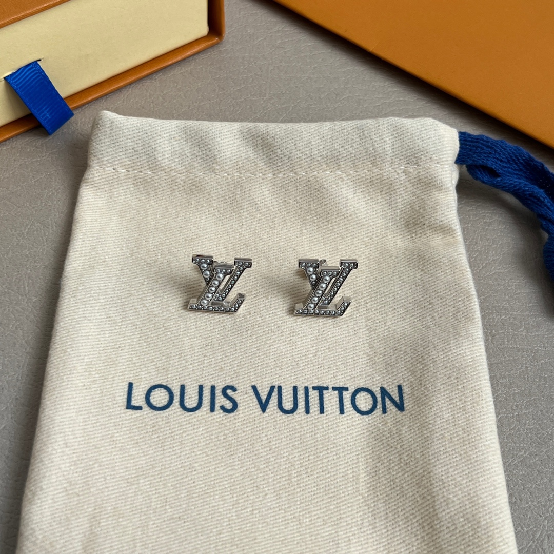 Louis Vuitton LV Stud Earrings - Fashionable and High-Quality Accessory 5 i1740847514 8423 2