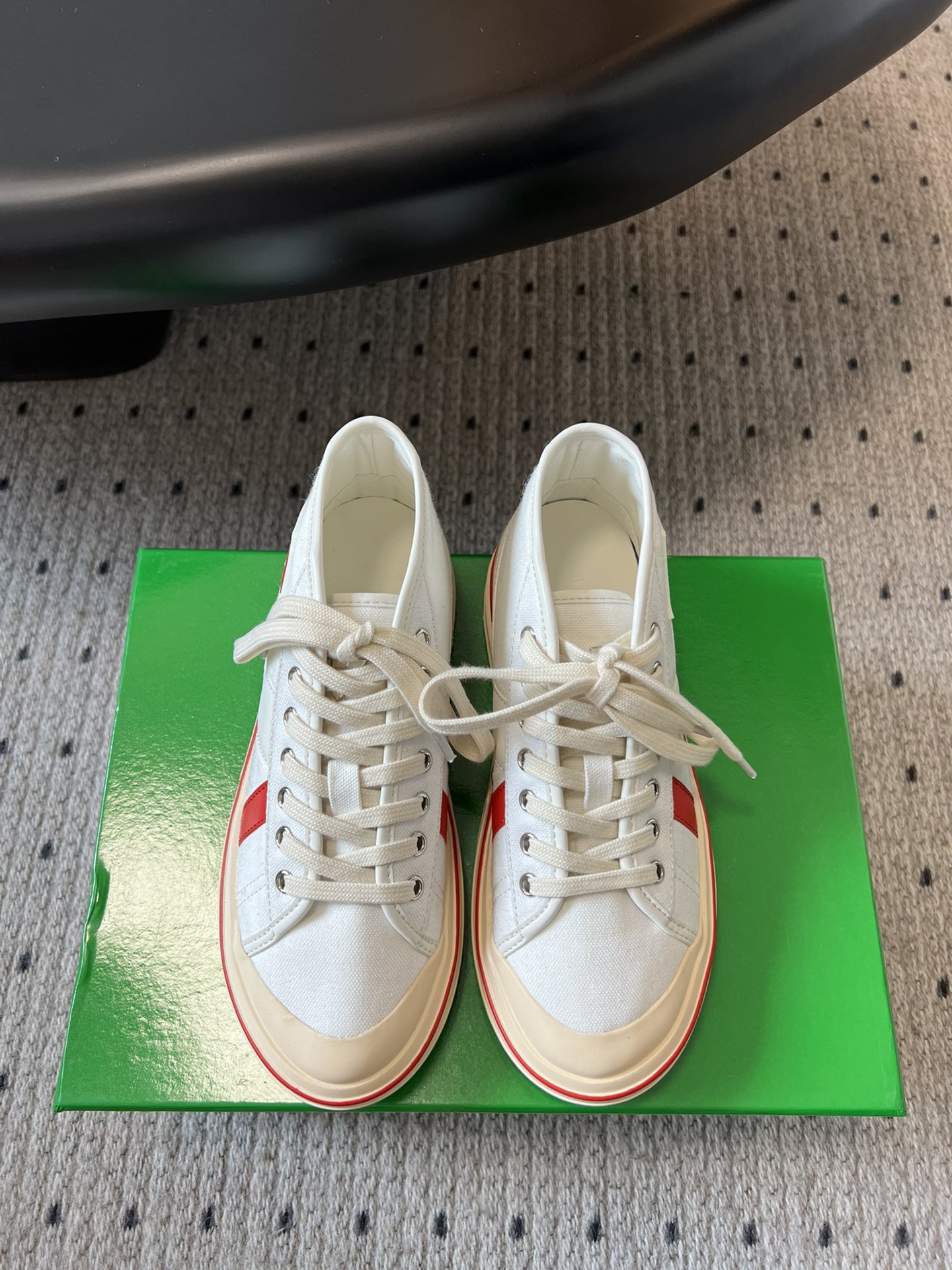 NO:238135,BOTTEG* VENETA BV25ss The new retro Eliot sneakers are now on the market! BV's new Eliot is inspired by retro basketball shoes, and the childlike colors are youthful and energetic! The same style for men and women, you can wear couple shoes. The whole shoe is breathable and comfortable, the canvas upper is light, and the upper is spliced ​​with soft and luxurious sheepskin inlay. The red line on each shoe is hand-painted, which is more tasteful and attitude! Size#Women's 35-40 (40 custom-made no return or exchange) #Men's 39-45 (45 custom-made no return or exchange), casual shoes/sports, bottega veneta, bottega veneta, bottega veneta, sneakers, sheepskin19860909BOTTEG* VENETA BV25ss 新款复古Eliot运动鞋上市即封神! BV全新的 Eliot 以复古篮球鞋为设计灵感,童趣 的色彩焕发青春活力!男女同款,可以做情侣鞋穿着哦 整个鞋子透气舒适,帆布鞋面自重轻盈,鞋帮 拼接处以柔软奢华的羊皮镶嵌包裹 每只鞋边的红线均为手工绘画,更具品味与态度喔! Size#女35-40（40订做不退换）  #男39-45（45订做不退换）,休闲鞋/运动鞋,bottega veneta,bottega veneta,sneakers,sheepskin,Women's Shoes