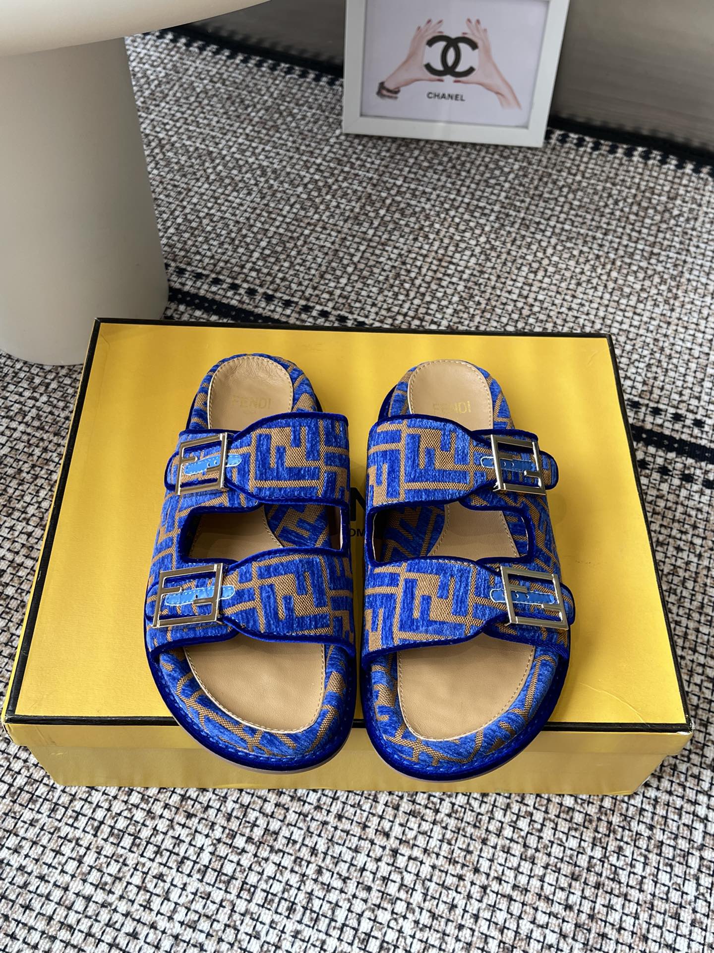 NO:233066,FENDI Couple New Velcro Slippers The whole pair of shoes is purchased and developed by Zp, all customized materials, exclusive mold opening sole, all details are shipped together, and even the packaging is the same as the genuine one. Size 35-45 (45 custom made without return or exchange), slippers, fendi, slippers19860909FENDI 情侣新款魔术贴拖鞋 整双鞋子采购Zp开发打造,全部定制材料,独家开模大底,细节全部对版出货,连包装也做到跟正品一样.码数35-45（45订做不退不换）,拖鞋,fendi,slippers,Women's Shoes