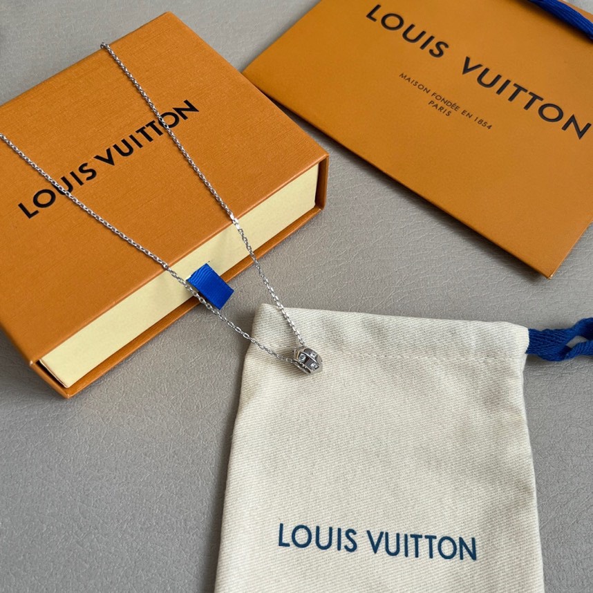 Louis Vuitton Collier Pendentif Cylindre Argenté, Design Tendance 2025