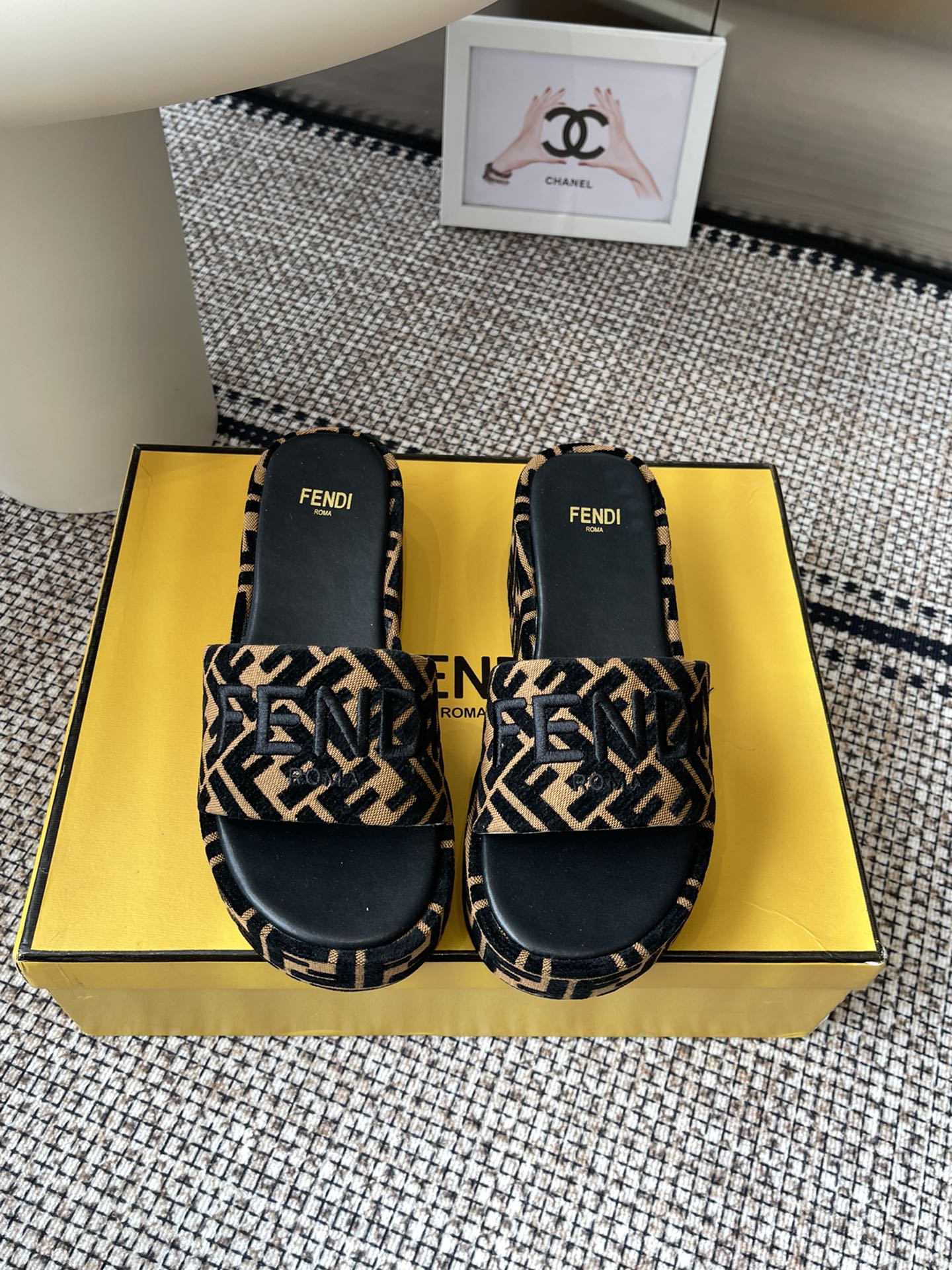 NO:233067,FENDI new thick-soled slippers. The whole pair of shoes is purchased and developed by Zp, with all customized materials, exclusive mold opening sole, all details are shipped together, and even the packaging is the same as the genuine one. Size 35-41 (41 custom made without return or exchange), slippers, fendi, slippers19860909FENDI 新款厚底拖鞋 整双鞋子采购Zp开发打造,全部定制材料,独家开模大底,细节全部对版出货,连包装也做到跟正品一样.码数35-41（41订做不退不换）,拖鞋,fendi,slippers,Women's Shoes
