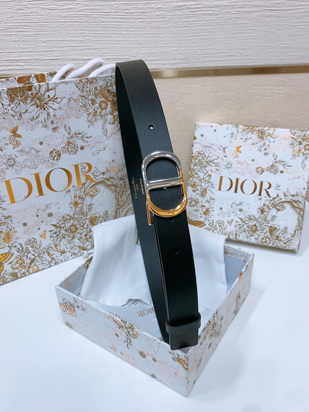 d ior Montaigne CD*腰带 饰有*Christian Dior*标志 小牛皮腰带