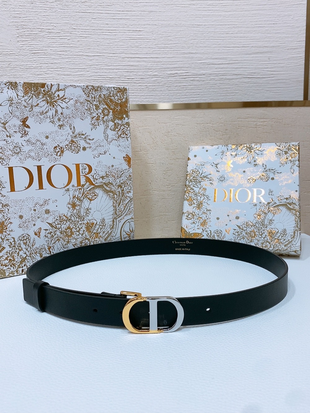 d ior Montaigne CD*腰带 饰有*Christian Dior*标志 小牛皮腰带